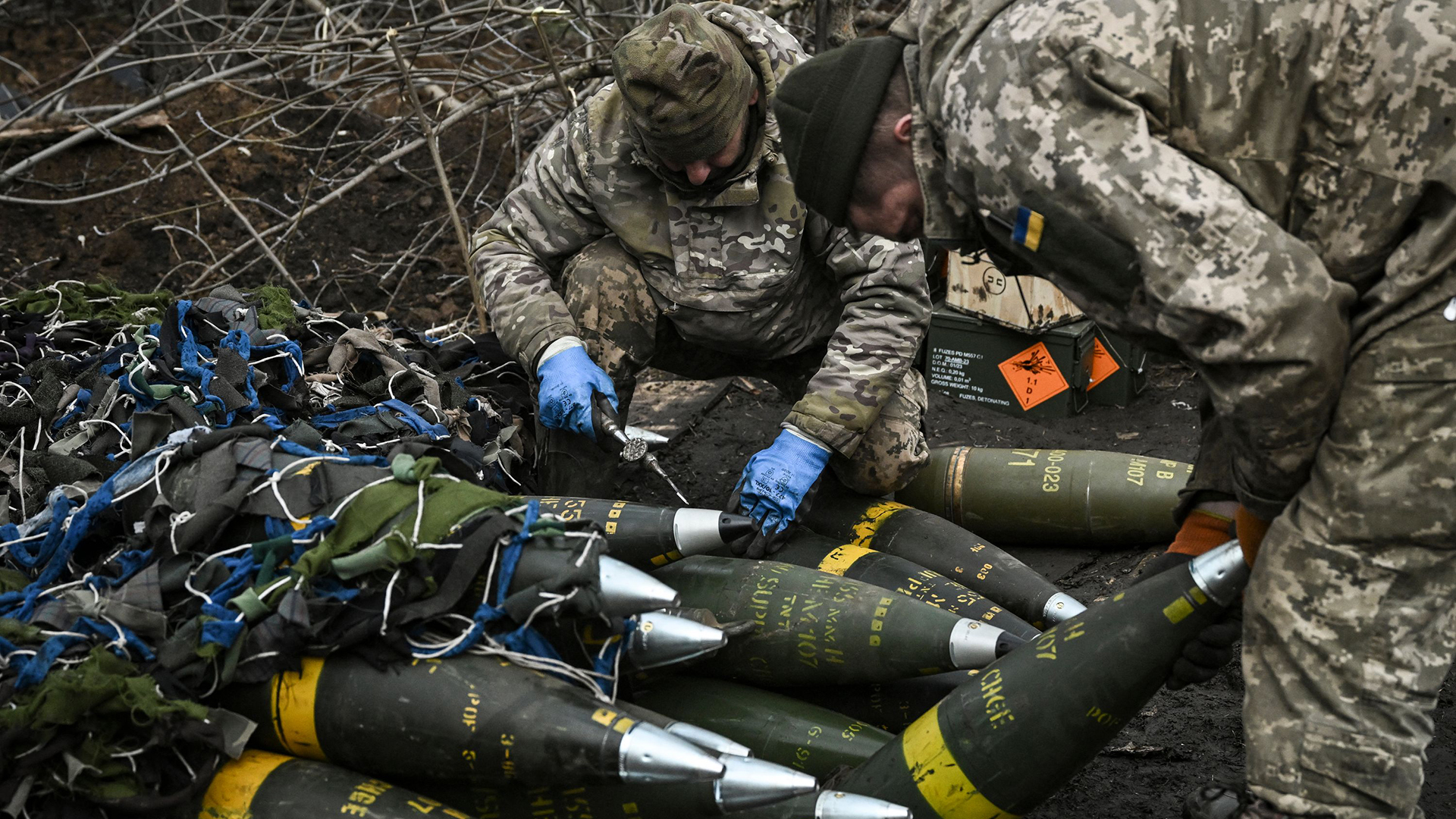 Ukrainische Soldaten bereiten sich darauf vor, an der Frontlinie in der Nähe der Stadt Bachmut auf russische Stellungen zu schießen. | AFP