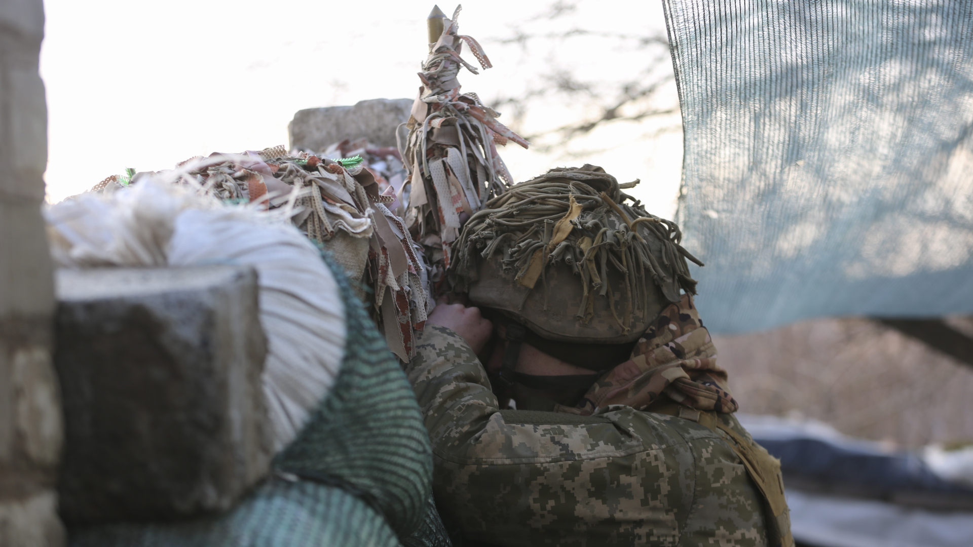 Ein ukrainischer Soldat beobachtet im Donbass die Stellungen pro-russischer Separatisten. | EPA