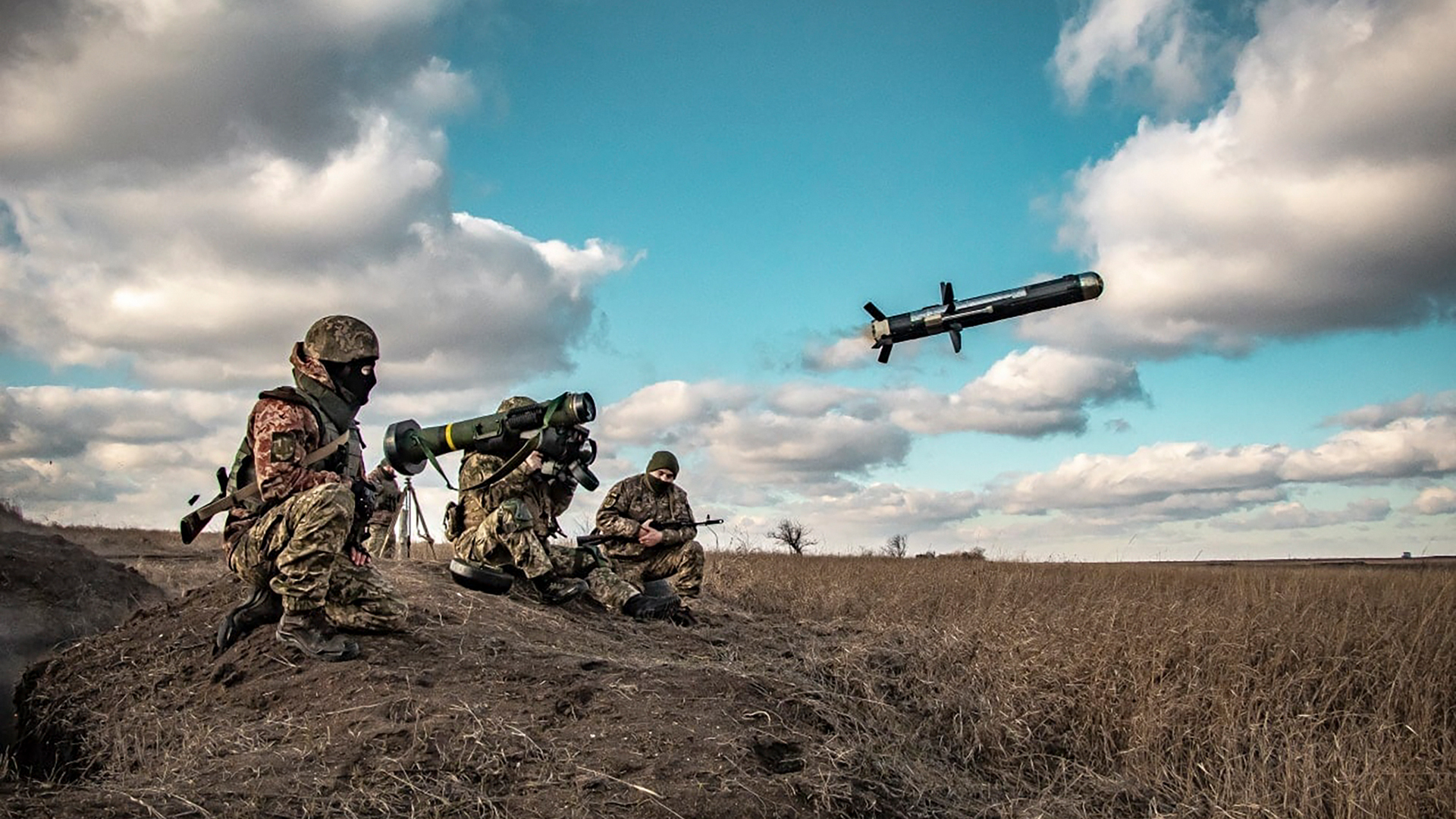 Ukrainische Soldaten während einer Militärübung in der Region Donezk (Ukraine), die eine Abschussvorrichtung mit US-Javelin-Raketen benutzen. (Archivbild: 23.12.2021) | picture alliance / ASSOCIATED PR