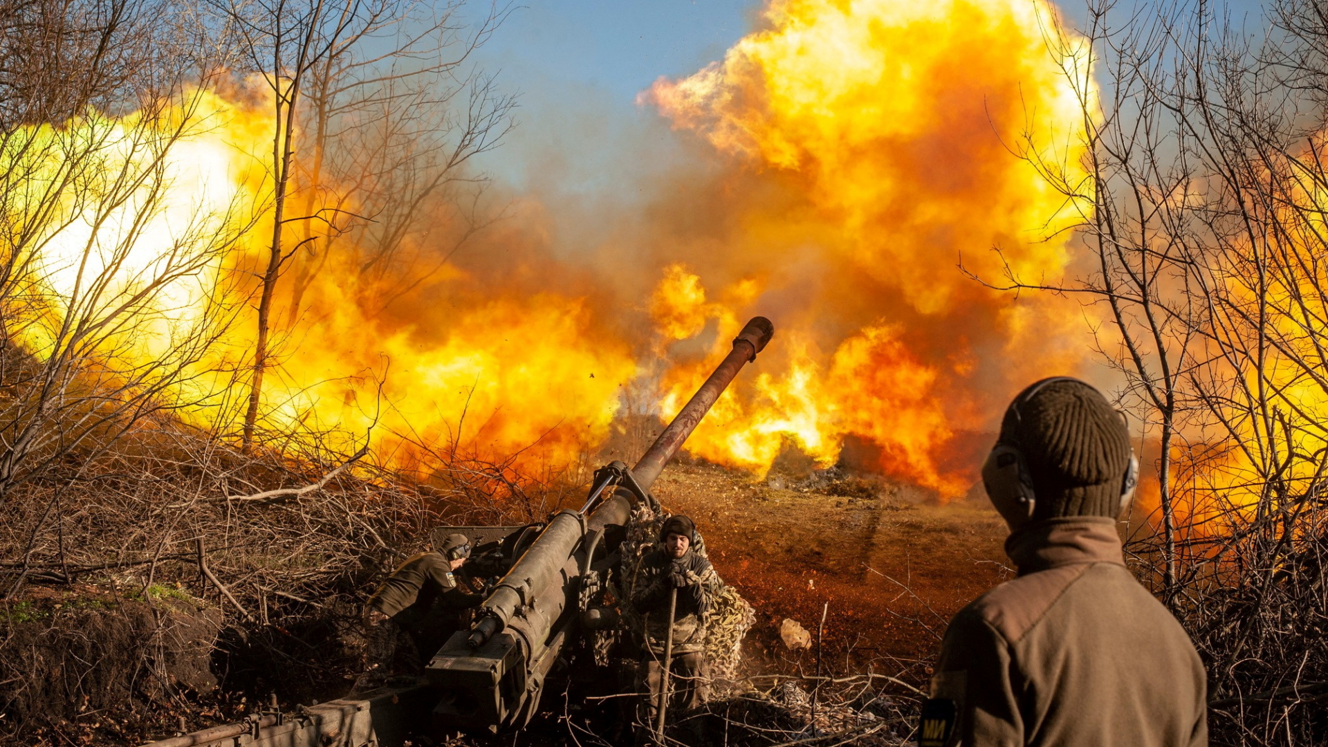 Ein ukrainischer Soldat feuert ein Geschütz in der Nähe von Soledar ab. | via REUTERS
