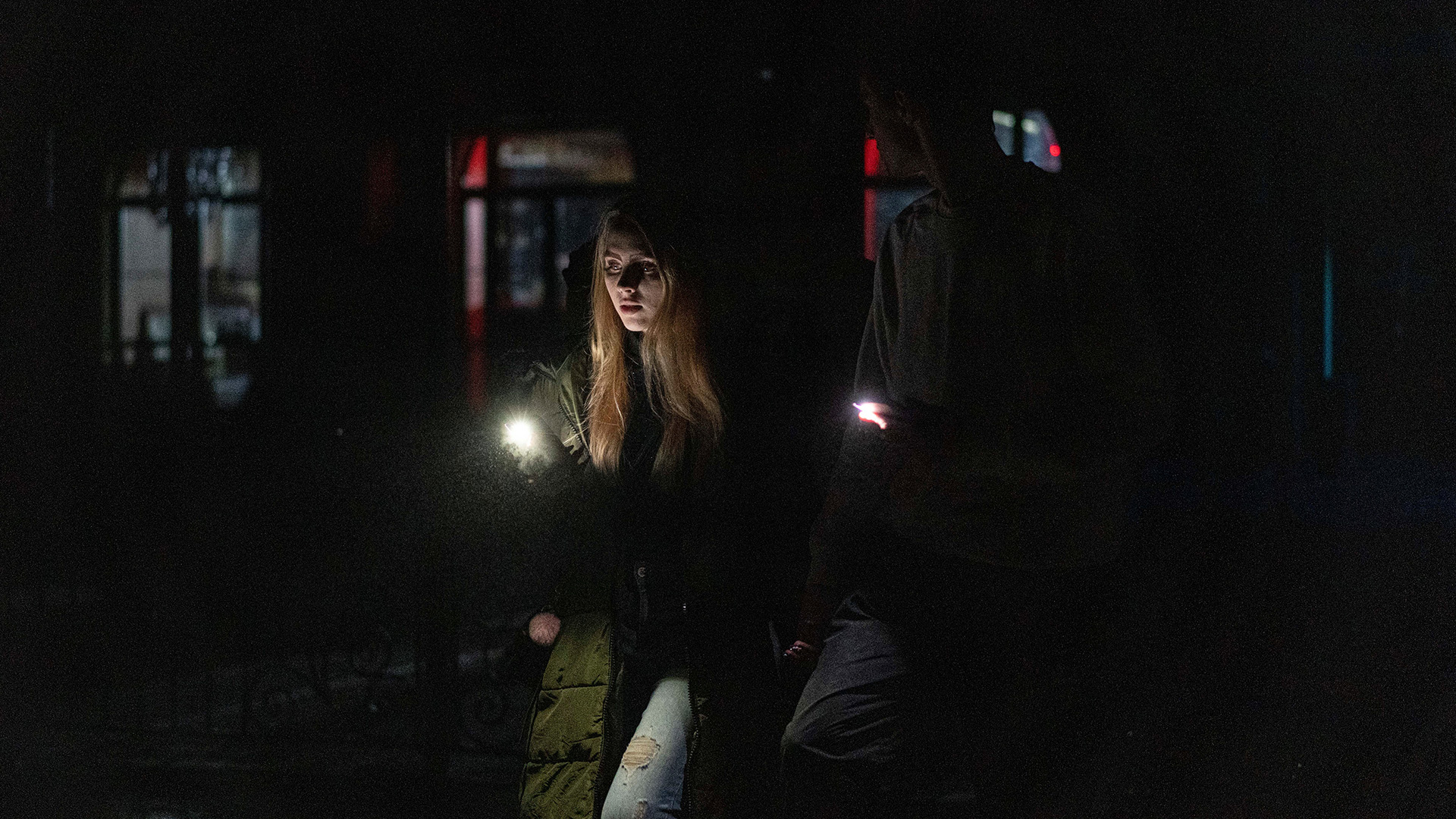 Ein junges Paar spaziert durch das dunkle Stadtzentrum von Kiew.
