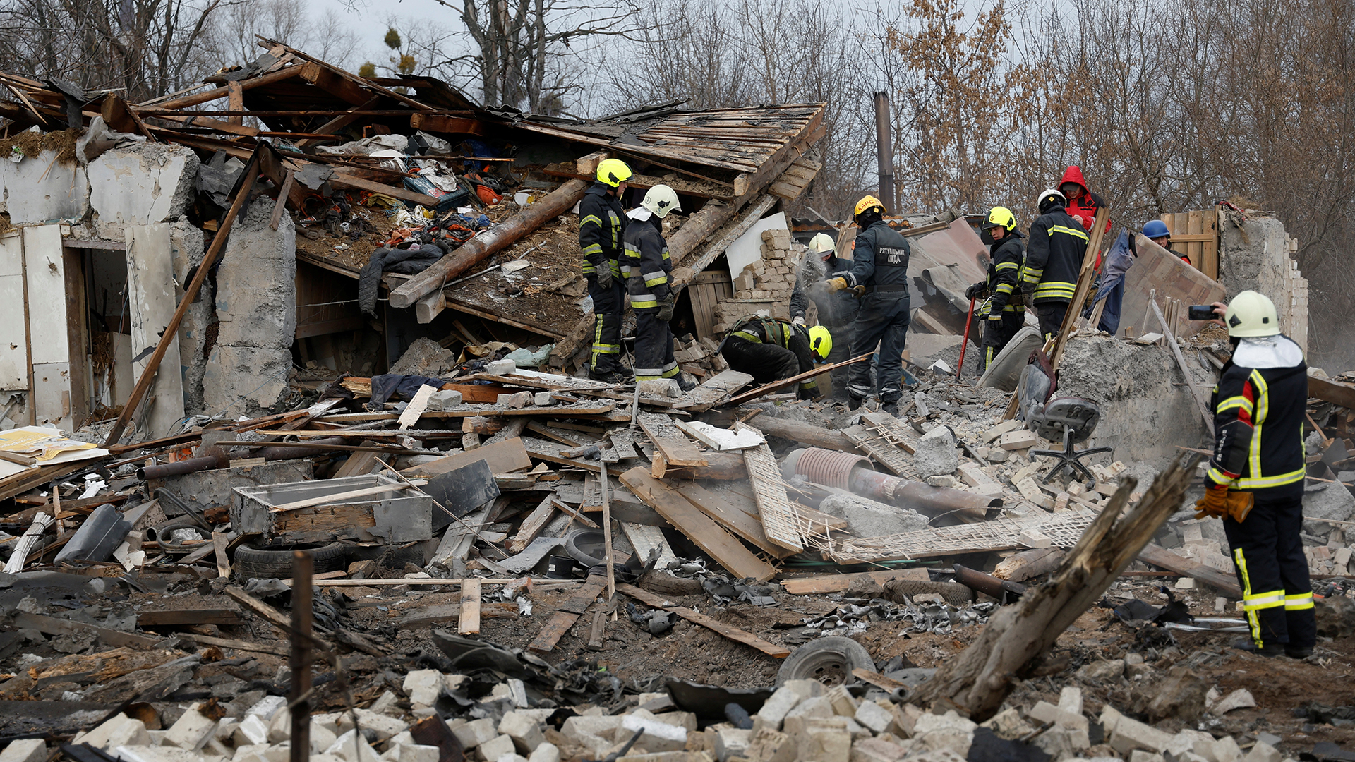 Rettungskräfte arbeiten an einem Wohnhaus in Kiew, das bei einem russischen Raketenangriff auf die Ukraine beschädigt wurde. | REUTERS
