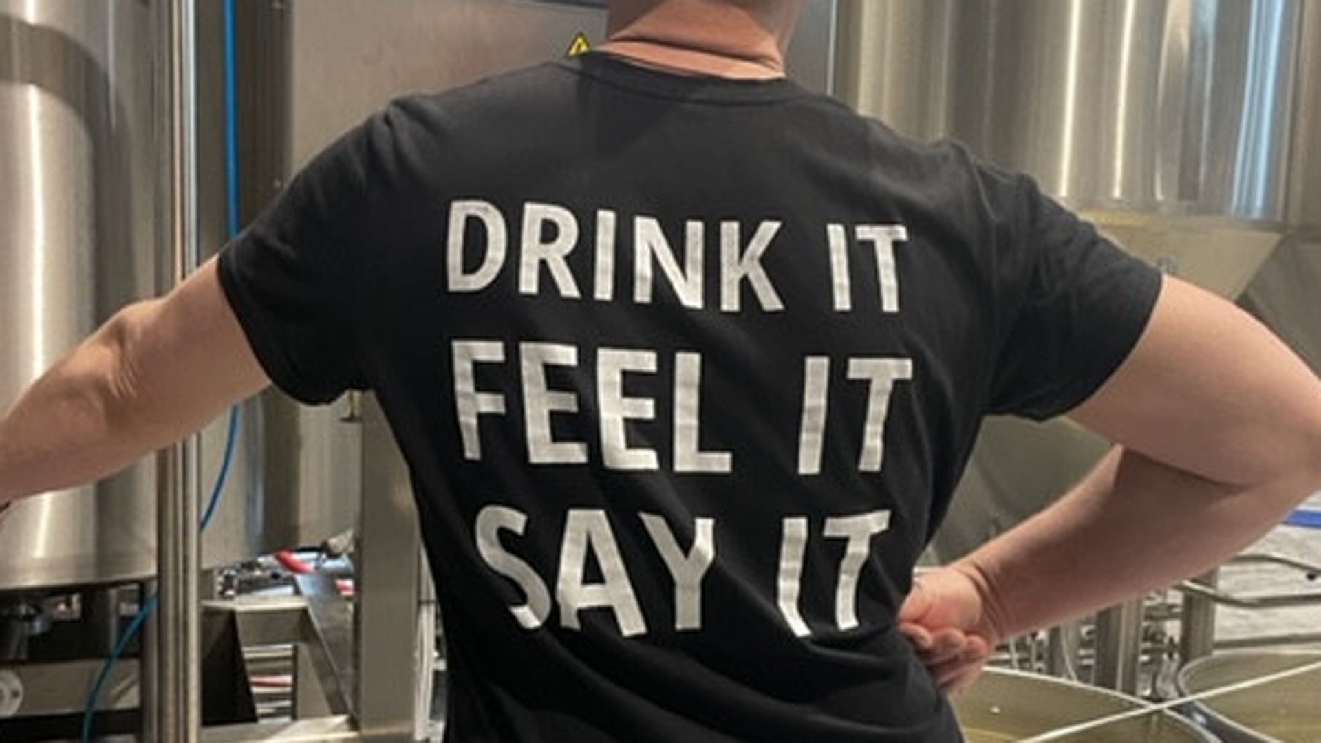Ein T-Shirt in Dnipro mit der Aufschrift "Drink it, Feel it, Say it" | Silke Diettrich