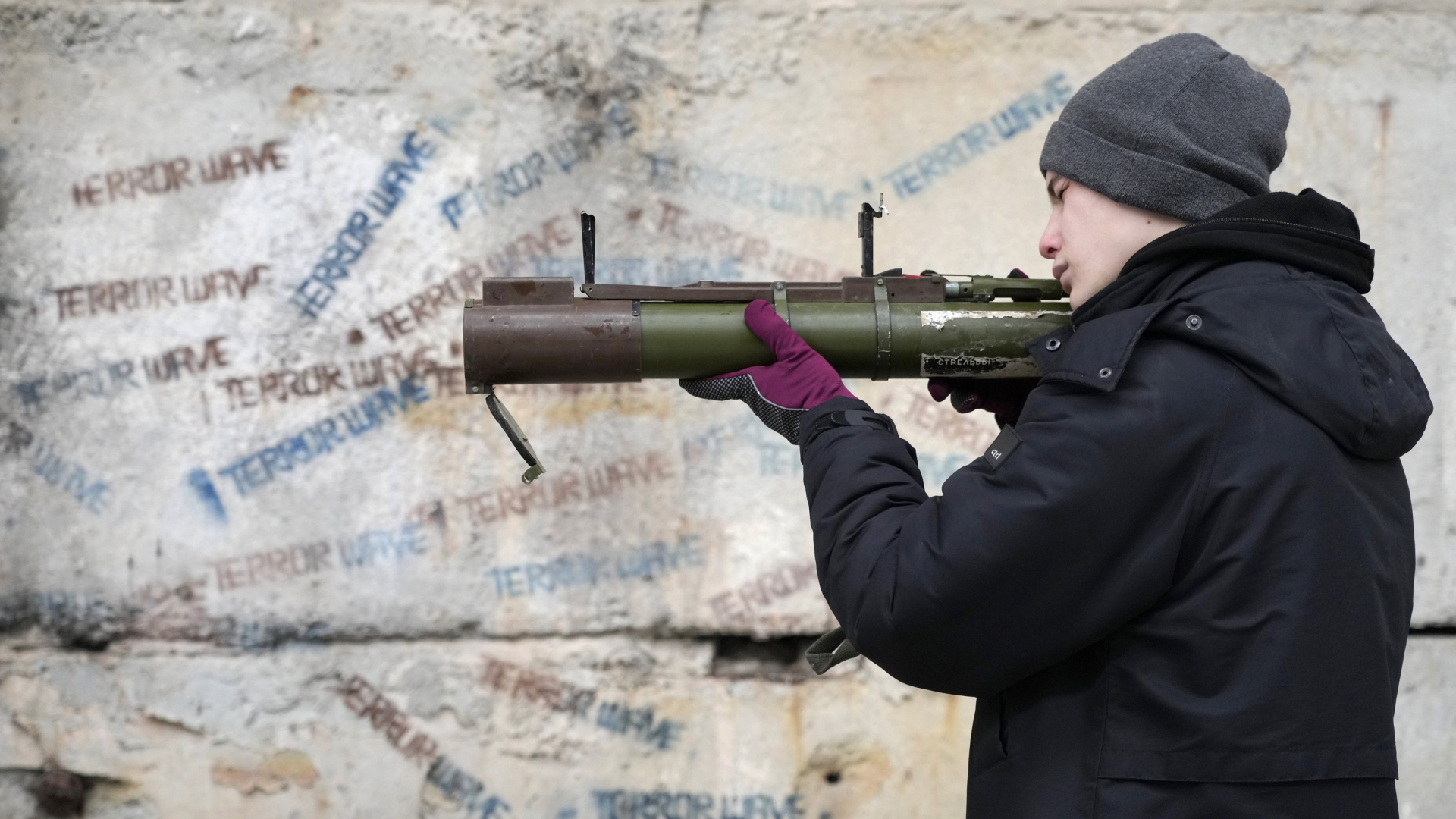 Ein Ukrainer bei einer militärischen Übung in der Nähe von Kiew. | AP