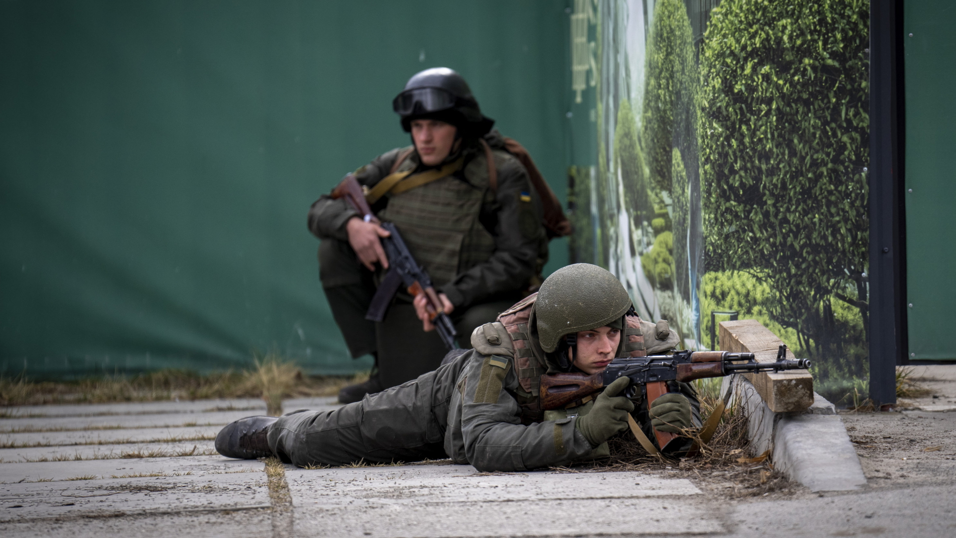 Ukrainische Soldaten mit Gewehren halten Stellung in Kiew | AP