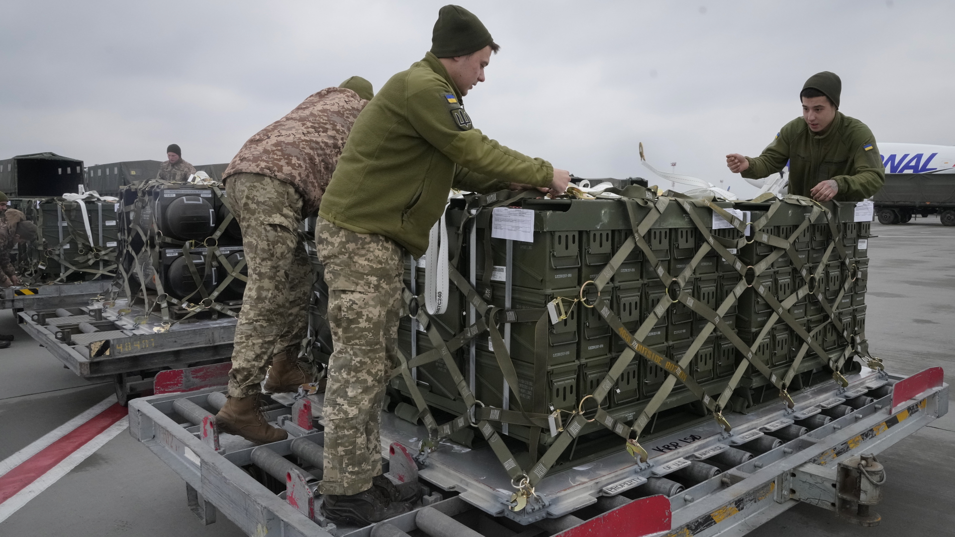 Ukrainische Soldaten packen auf dem Flughafen Boryspil in Kiew eine Lieferung militärischer Hilfsgüter der USA aus (Archivbild Februar 2022).