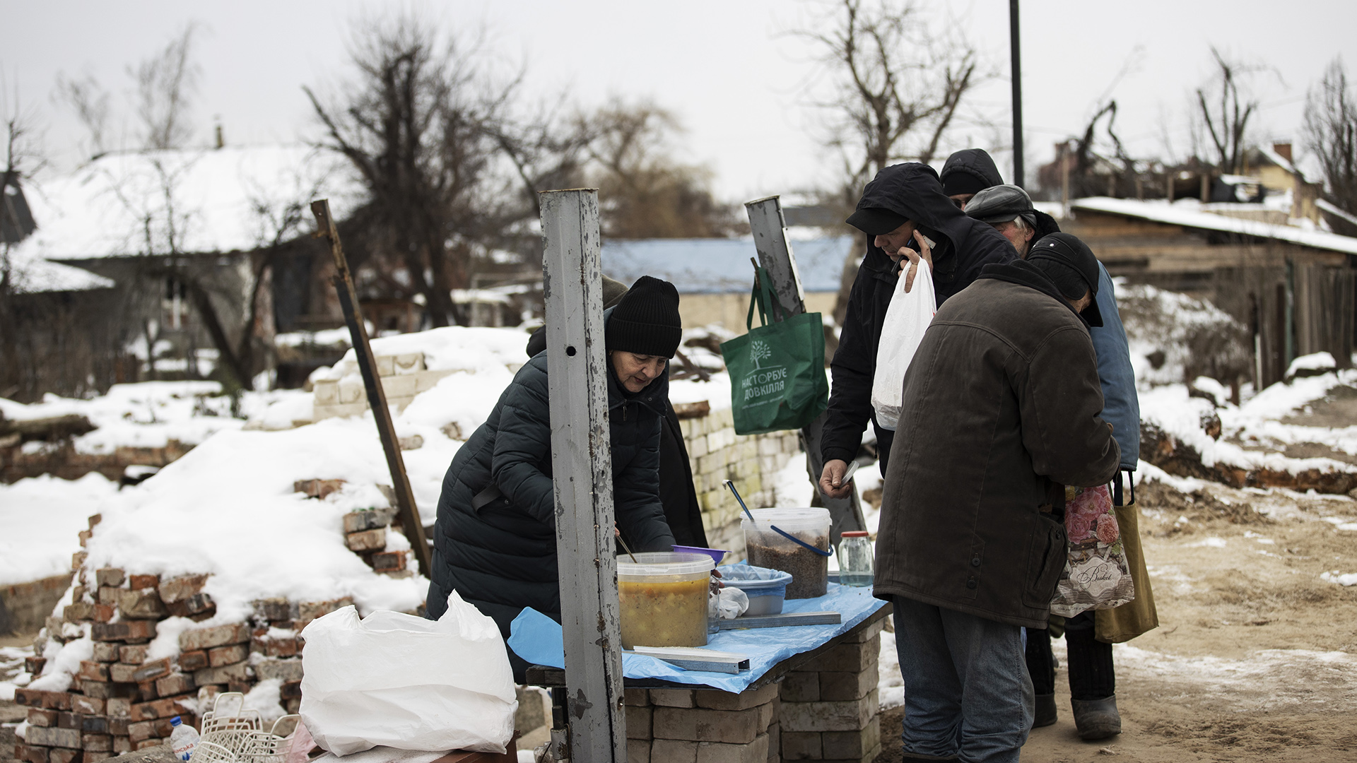 Eine Hilfsorganisation verteilt warmes Essen in Tschernihiw. | picture alliance / AA
