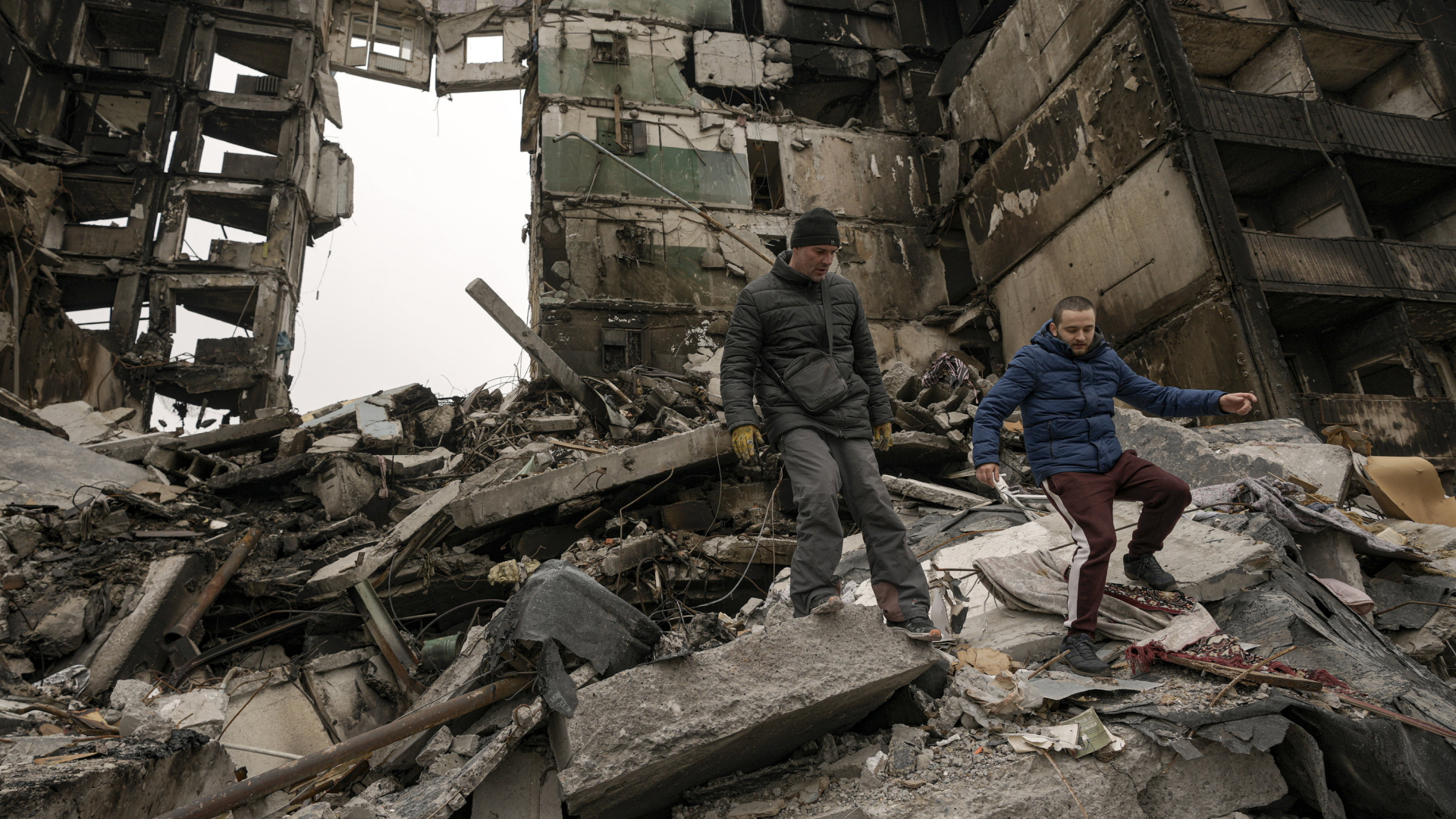 Anwohner in den Ruinen eines Wohnhauses in der Ukraine (Archivbild). | AP