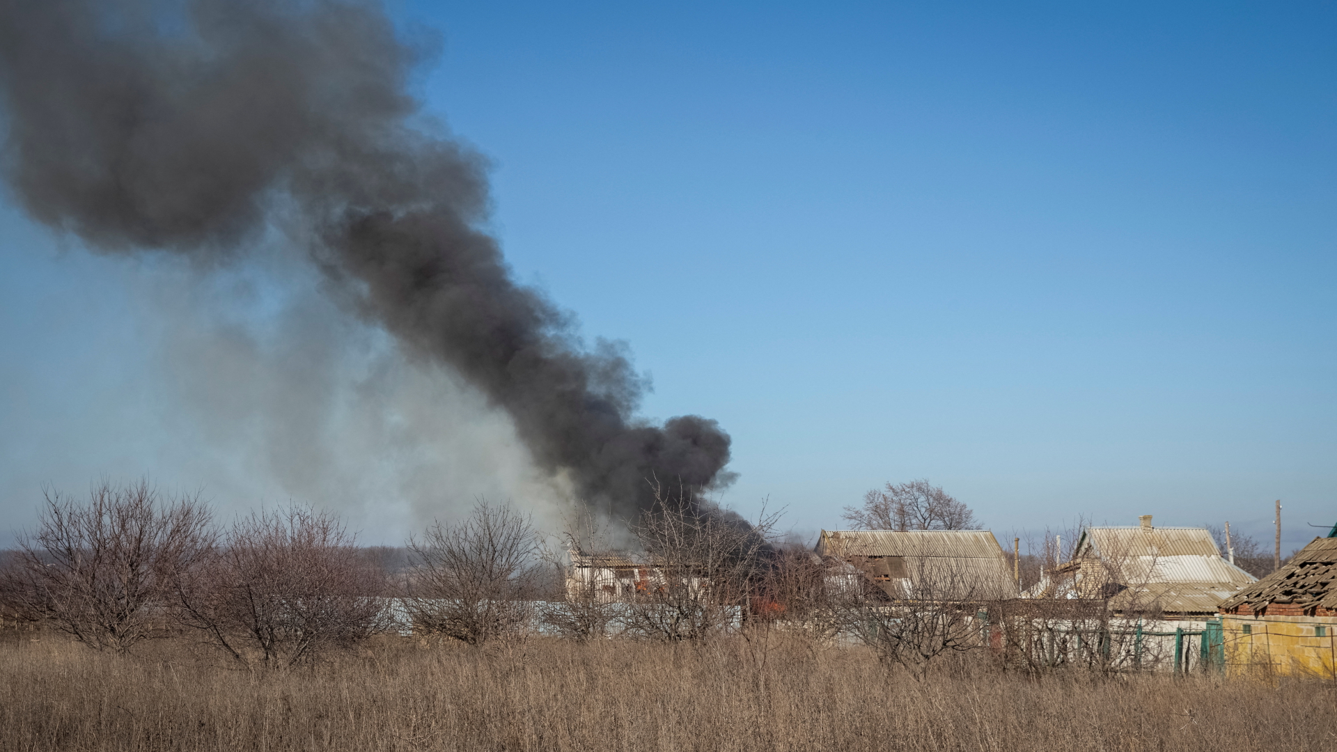 Nach Angriffen brennt in der Nähe der ostukrainischen Stadt Wuhledar ein Haus. | REUTERS