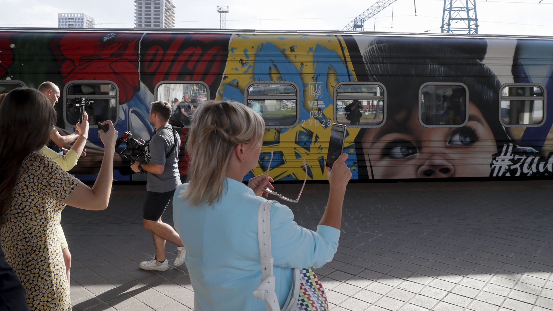 Schaulustige in Kiew fotografieren den mit Graffitis gestalteten "Zug des Sieges" der ukrainischen Eisenbahn. | EPA