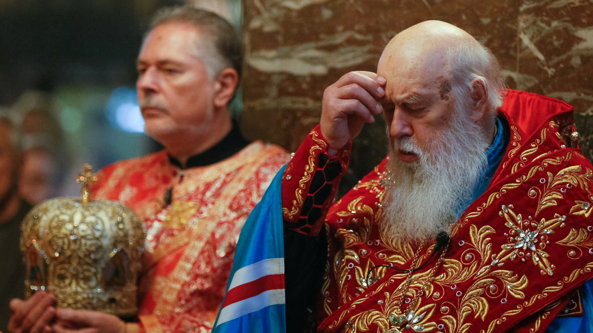 Patriarch Filaret betet während eines Gottesdienstes. | REUTERS