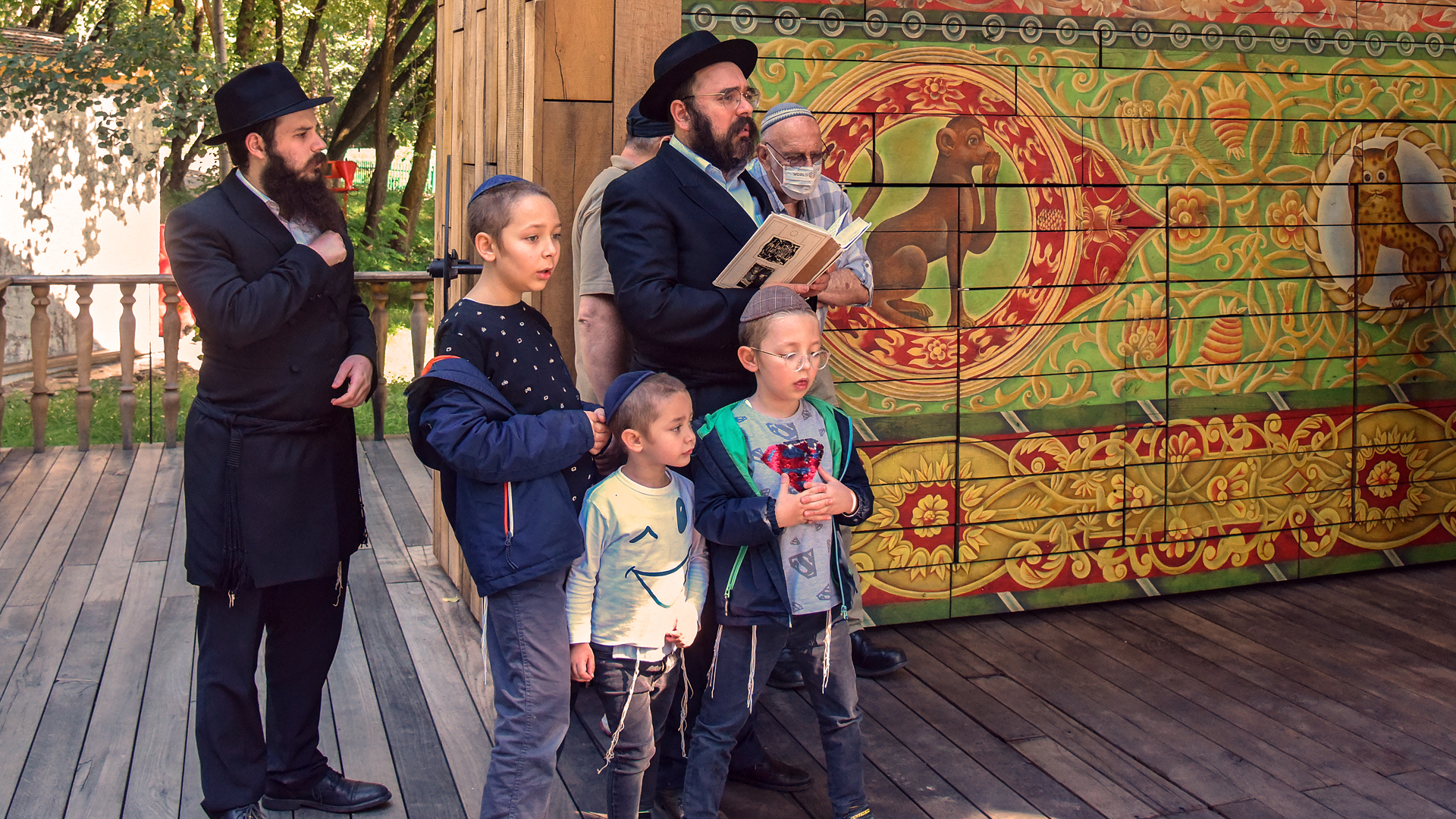 Jüdische Gläubige nehmen an einer Gedenkveranstaltung nahe Babyn Jar am Stadtrand von Kiew teil. | picture alliance / Photoshot