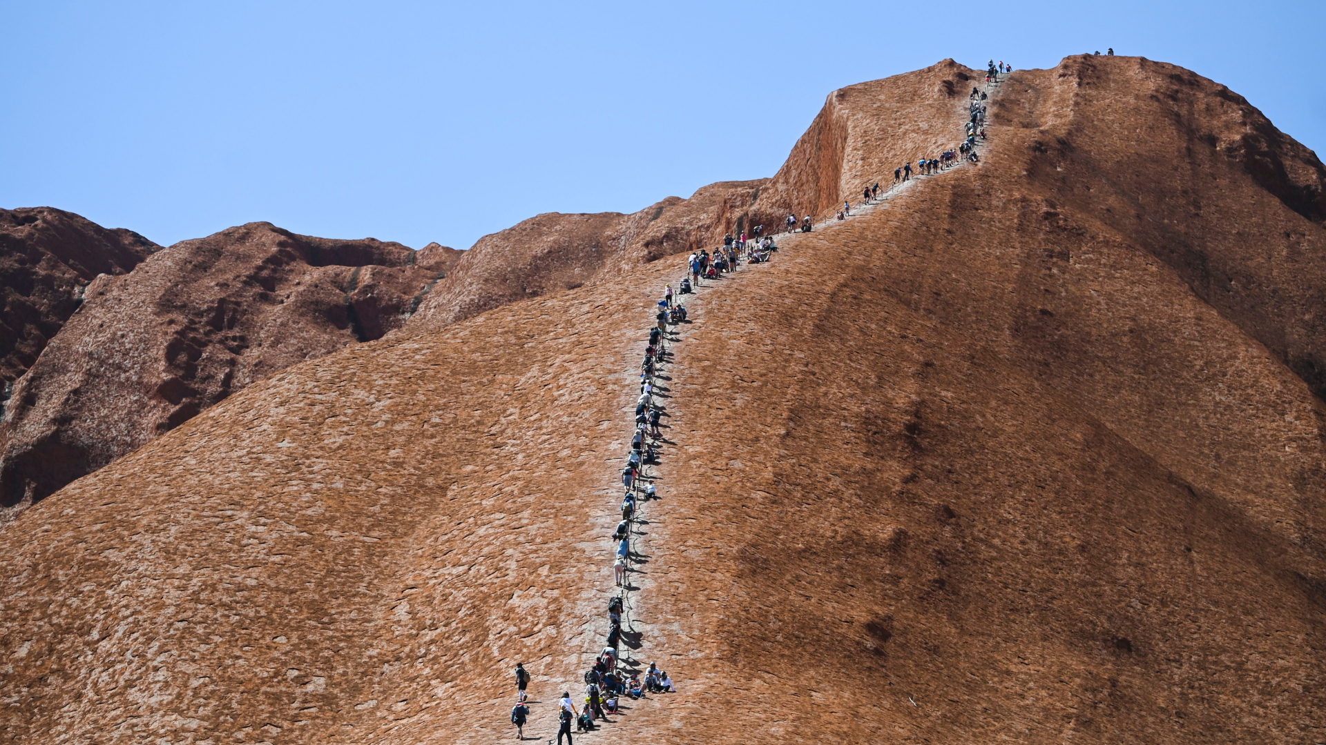 Kletterer am Uluru | LUKAS COCH/EPA-EFE/REX