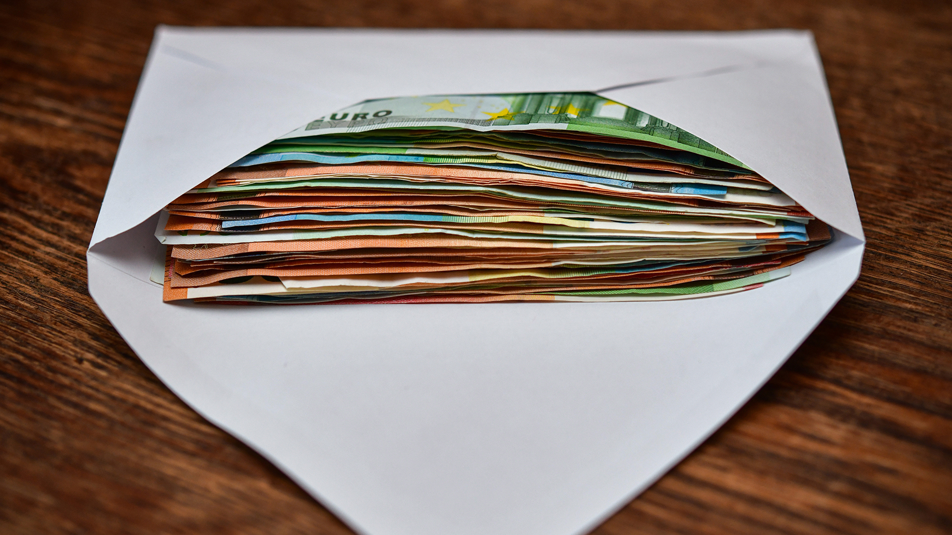 Briefumschlag mit Geldscheinen | picture alliance / Patrick Pleul