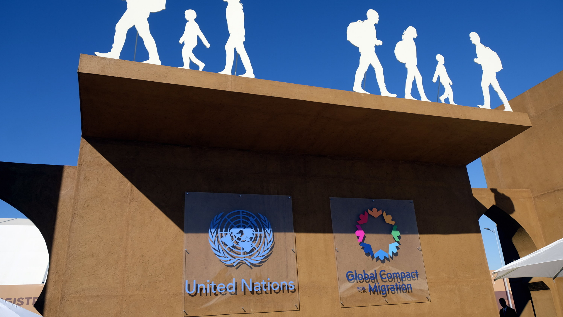 Die Logos der Vereinten Nationen (United Nations) und des Migrationspakts (Global Compact for Migration) | Bildquelle: dpa