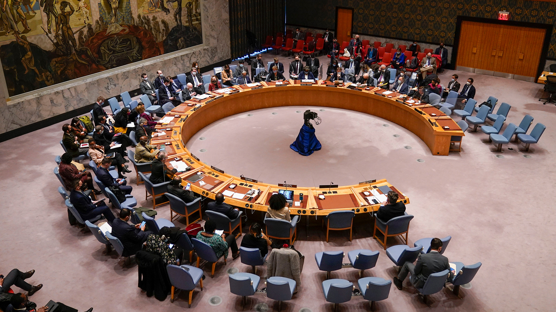 Mitglieder des UN-Sicherheitsrats sitzen an ihren Tischen. | AP