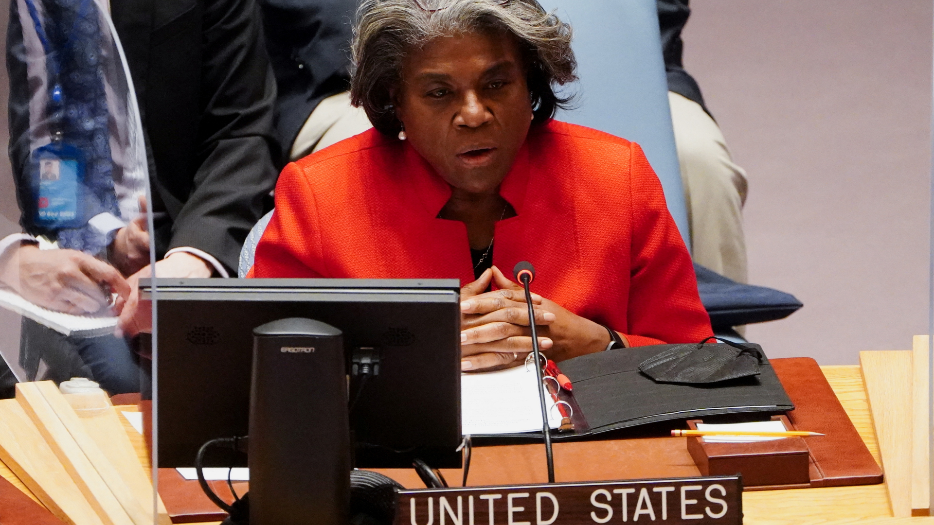 Die US-Vertreterin im UN-Sicherheitsrat, 	Linda Thomas-Greenfield, spricht in einer Dringlichkeitssitzung zur Ukraine | REUTERS