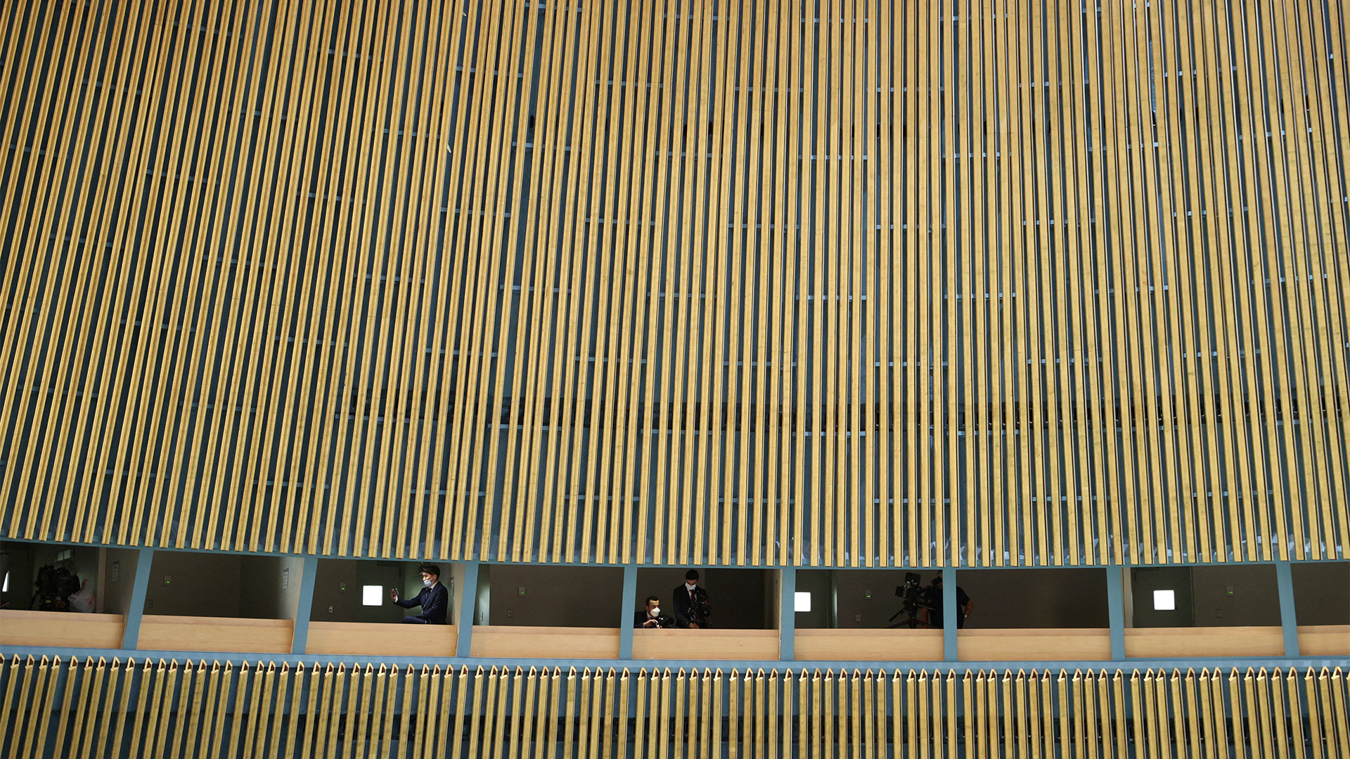 Journalisten verfolgen die UN-Vollversammlung von Kabinen über der Versammlungshalle. | REUTERS