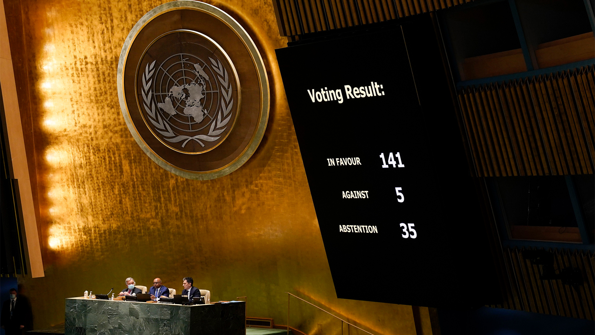 Die Ergebnis der Abstimmung zur Ukraine stehen bei der UN-Vollversammlung an die Wand bei der UN-Vollversammlung projiziert.