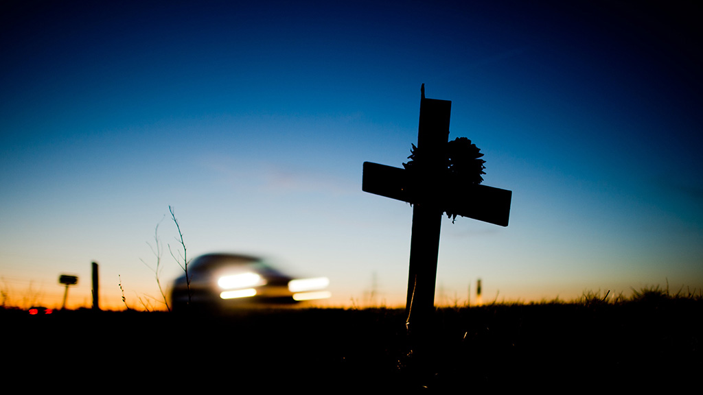 Ein Kreuz an der Landstraße L443 bei Sehnde in der Region Hannover erinnert an ein Unfallopfer | dpa