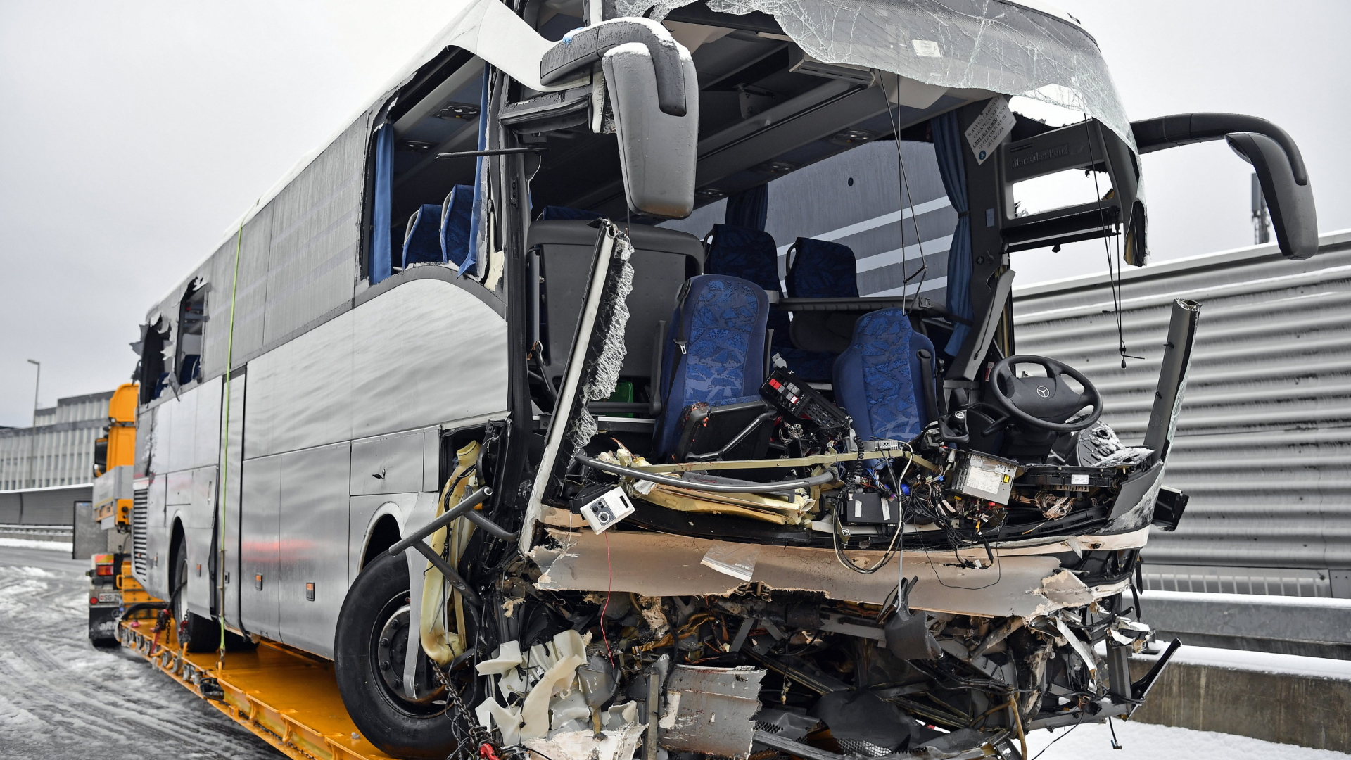 Ein Reisebus steht nach einem Unfall auf dem Anhänger eines Abschleppwagens.  | Bildquelle: dpa