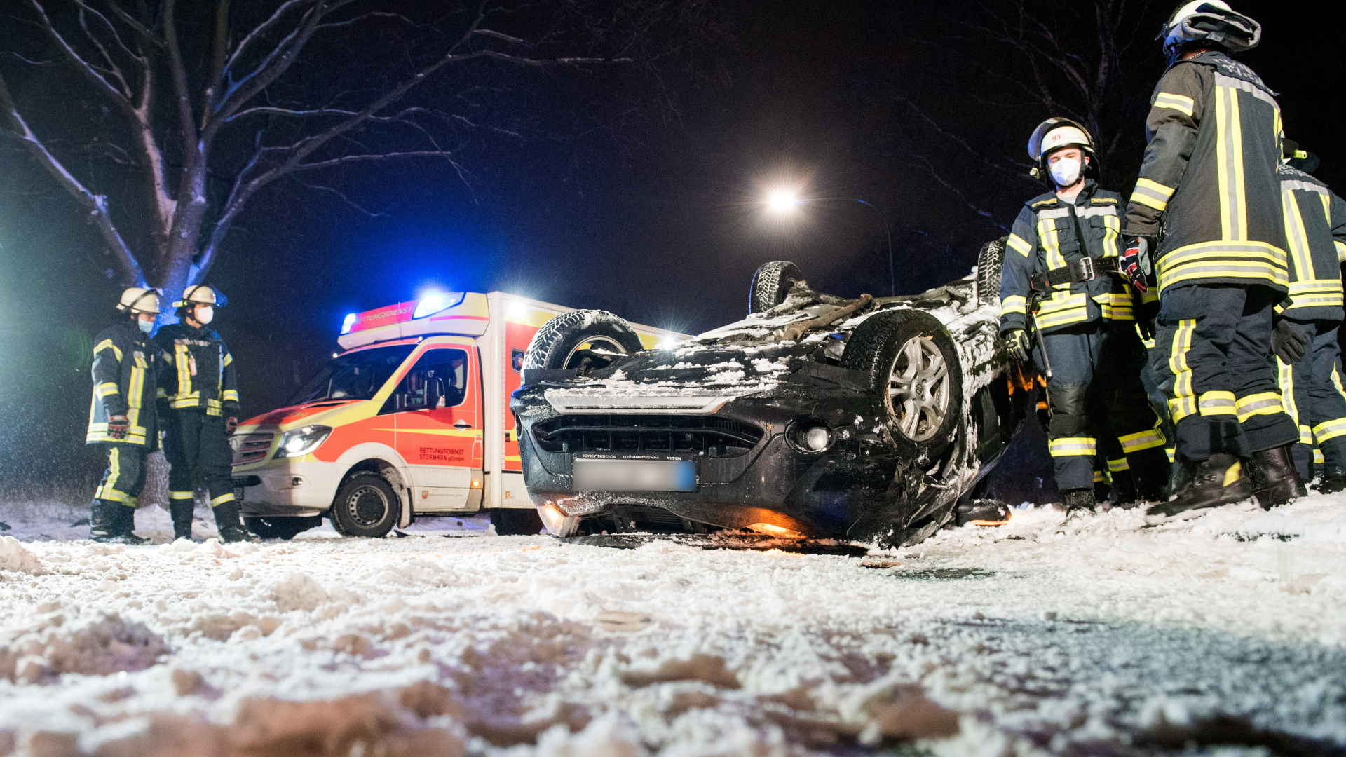 Ein Auto liegt auf der Landstraße zwischen Oststeinbek und Havighorst nach einem Verkehrsunfall auf dem Dach. | dpa