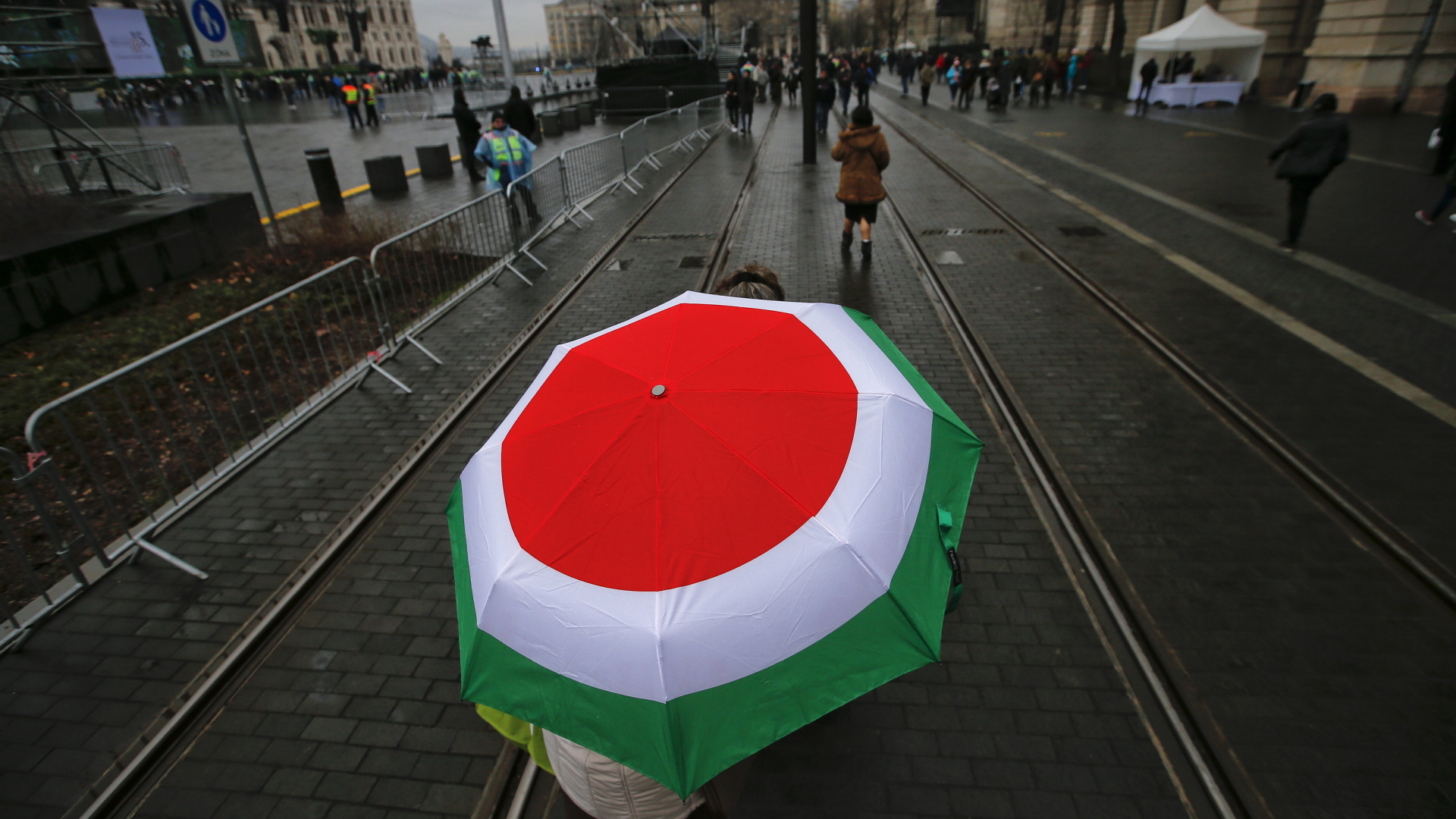Ein Regenschirm in den Nationalfarben Ungarns - rot, weiß, grün. | dpa