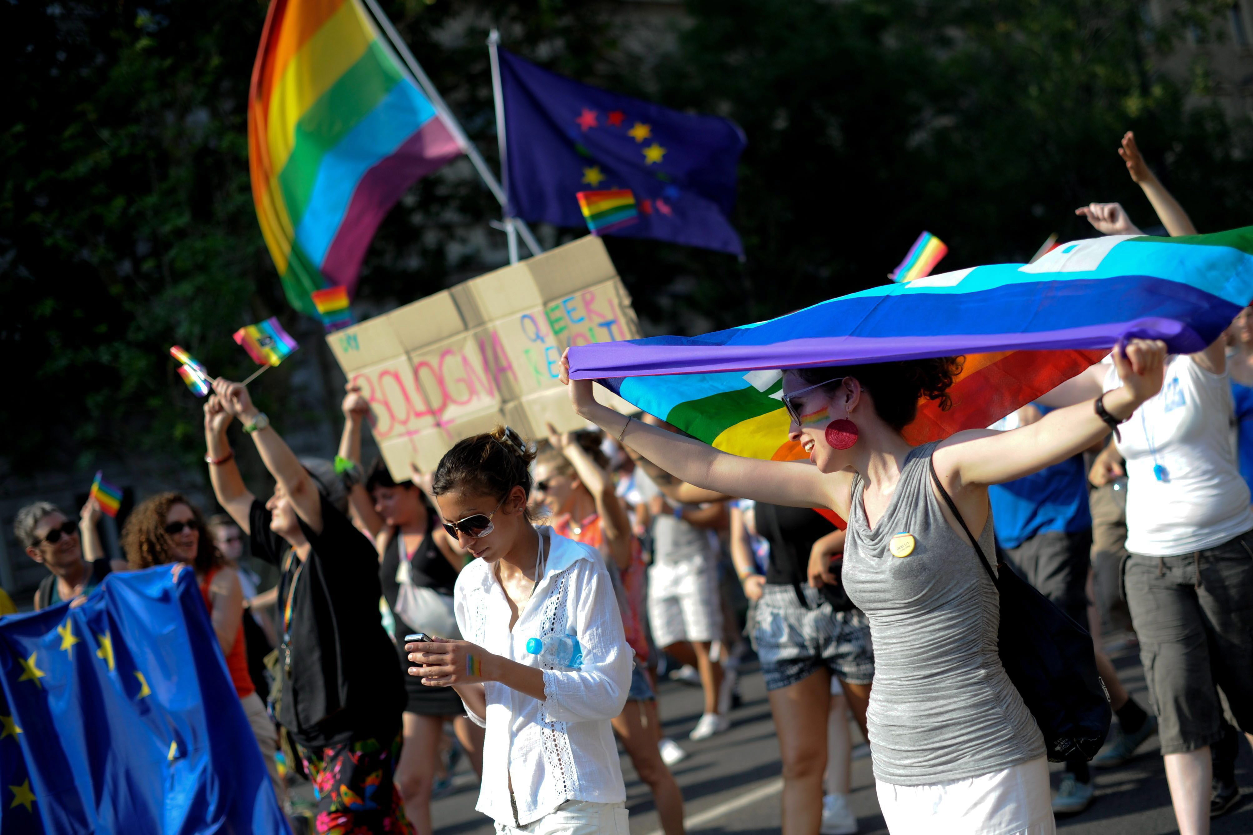 Teilnehmer des Budapest Pride schwenken Regenbogen- und EU-Fahnen (Archivbild). | picture alliance / dpa
