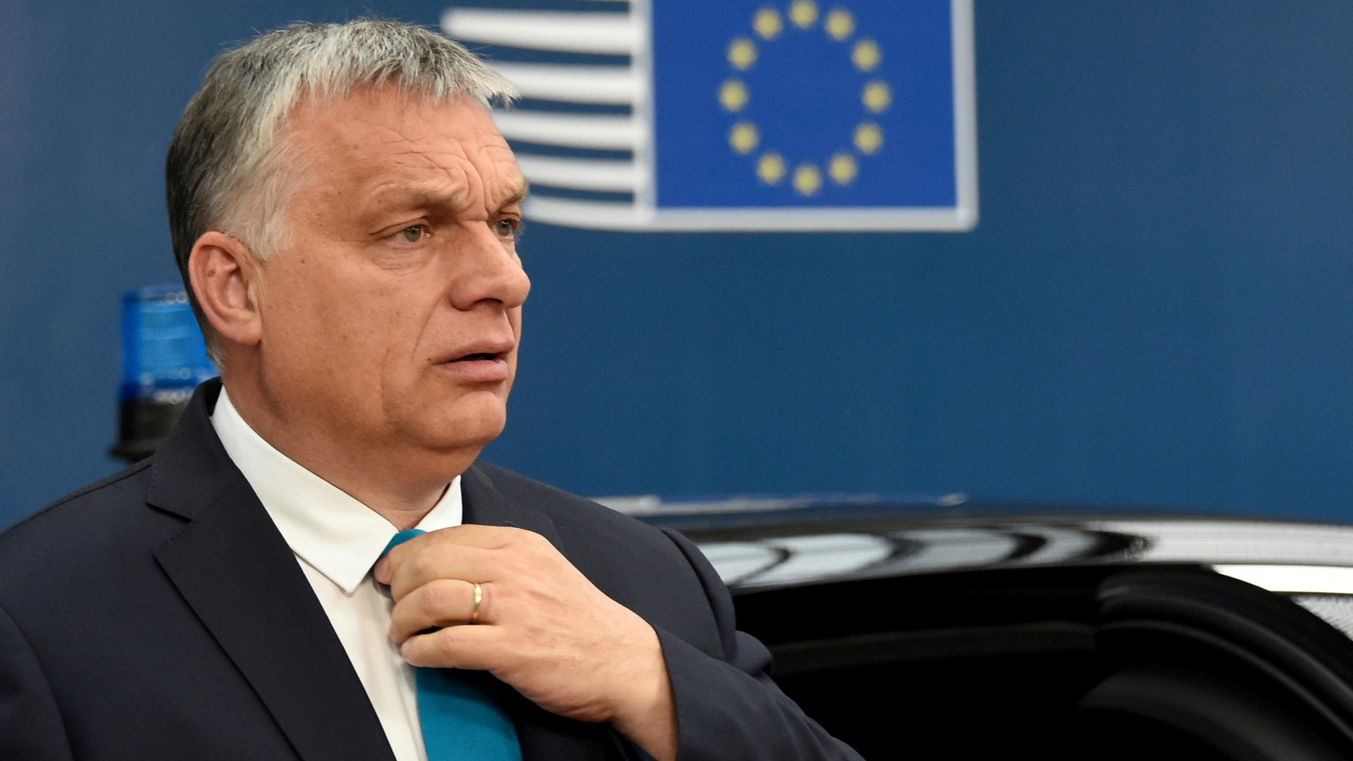 Der ungarische Ministerpräsident Orban richtet sich im Mai 2019 auf dem EU-Sondergipfel in Brüssel die Krawatte. | dpa