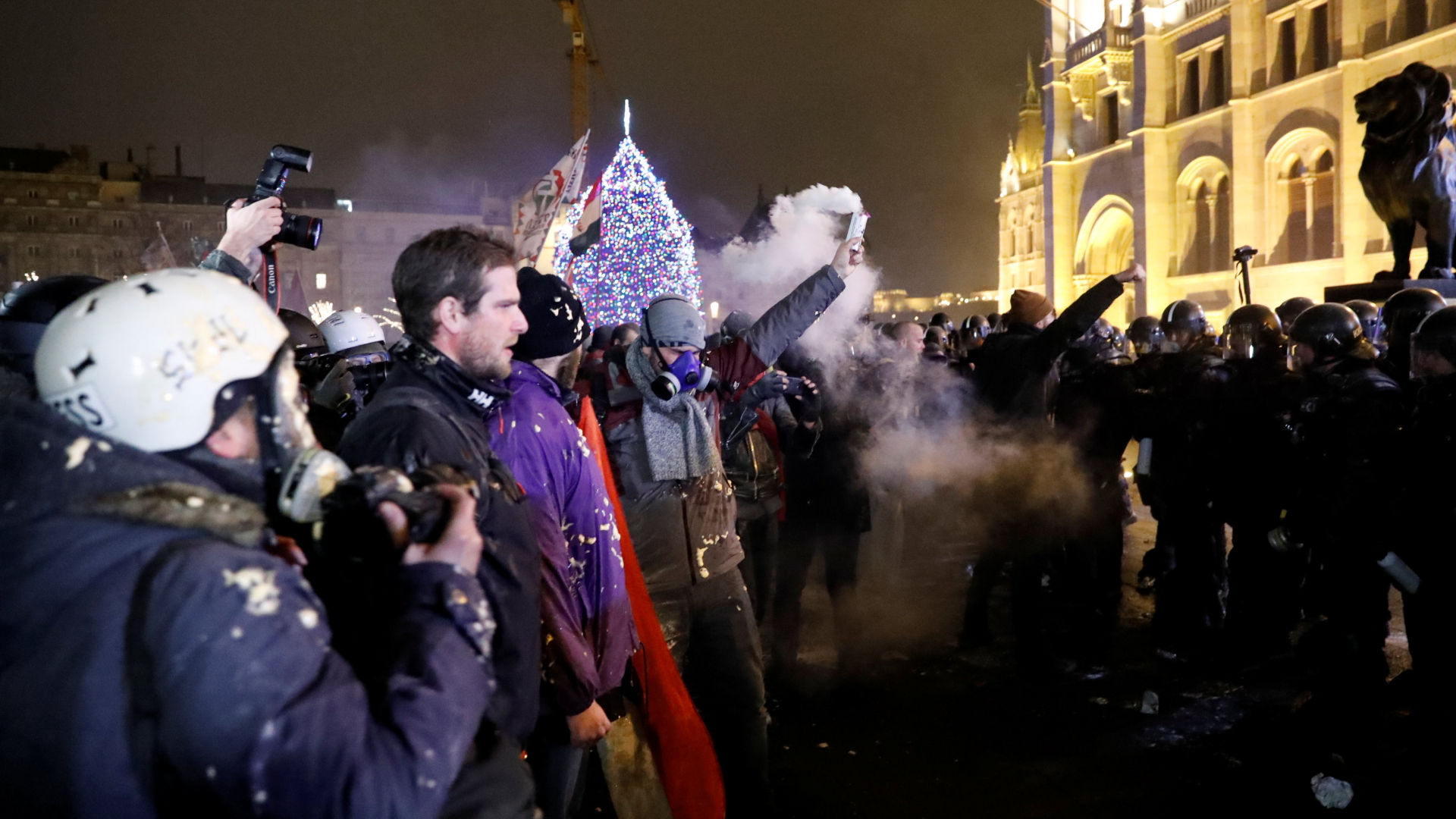 Proteste linker und rechter Gruppen vor dem Parlamentsgebäude in Budapest | Bildquelle: REUTERS