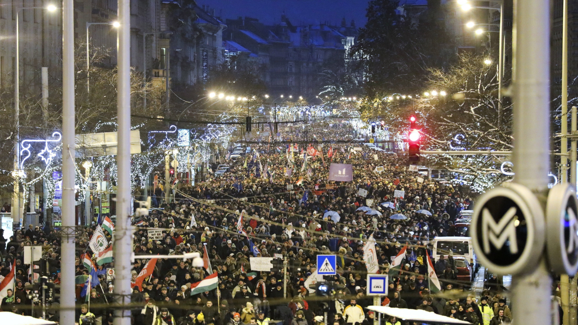 Teilnehmer einer Demonstration gegen die Regierung marschieren unter der Weihnachtsdeko im Stadtzentrum. | Bildquelle: dpa