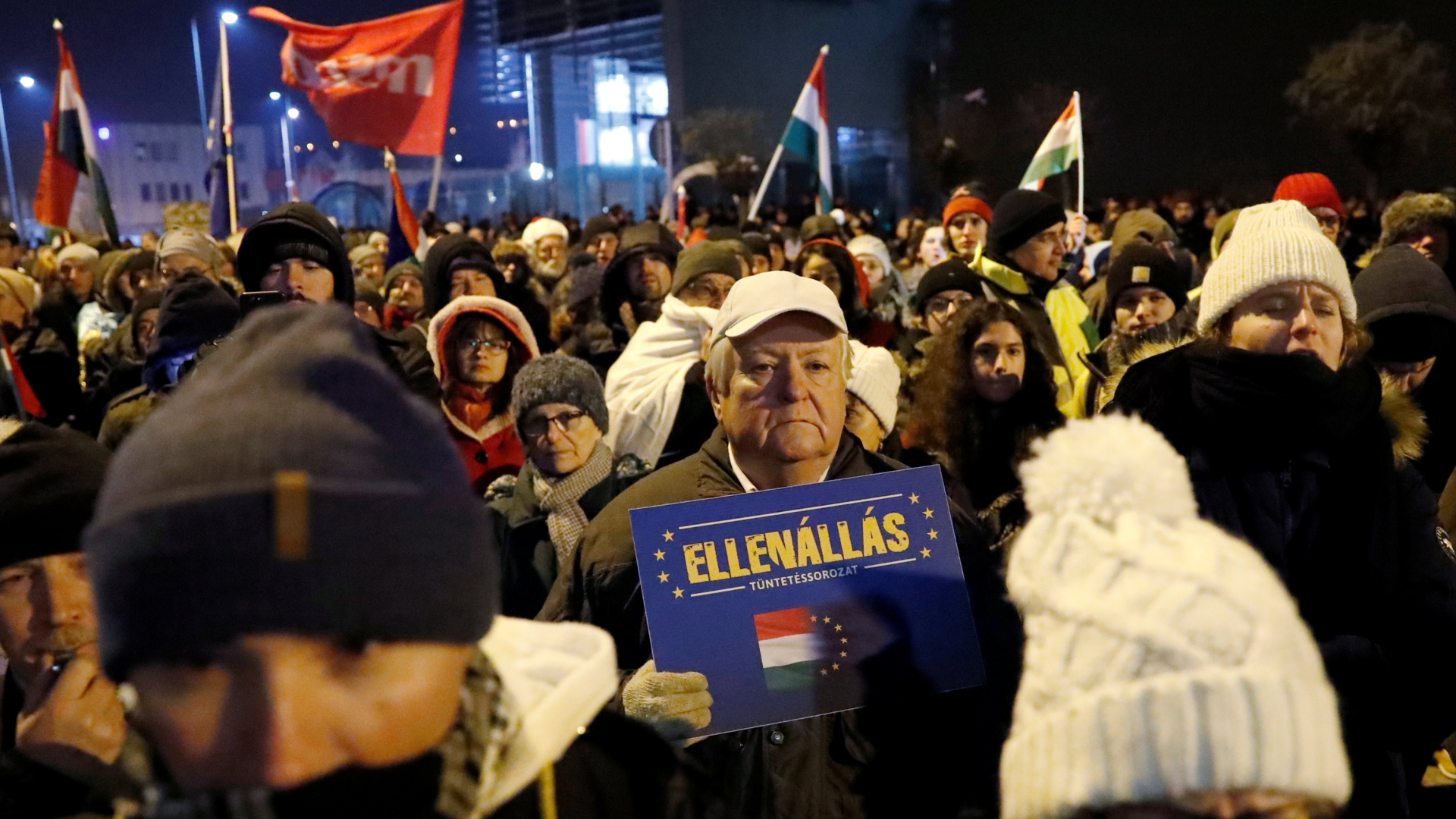 In Ungarn protestieren Tausende gegen Orbans Arbeitsgesetz. | Bildquelle: REUTERS