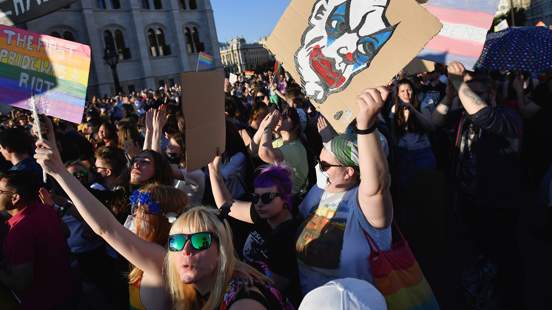 Demonstranten halten Plakate während eines Protestes gegen den ungarischen Premierminister Viktor Orban und das neueste Anti-LGBTQ-Gesetz in Budapest.