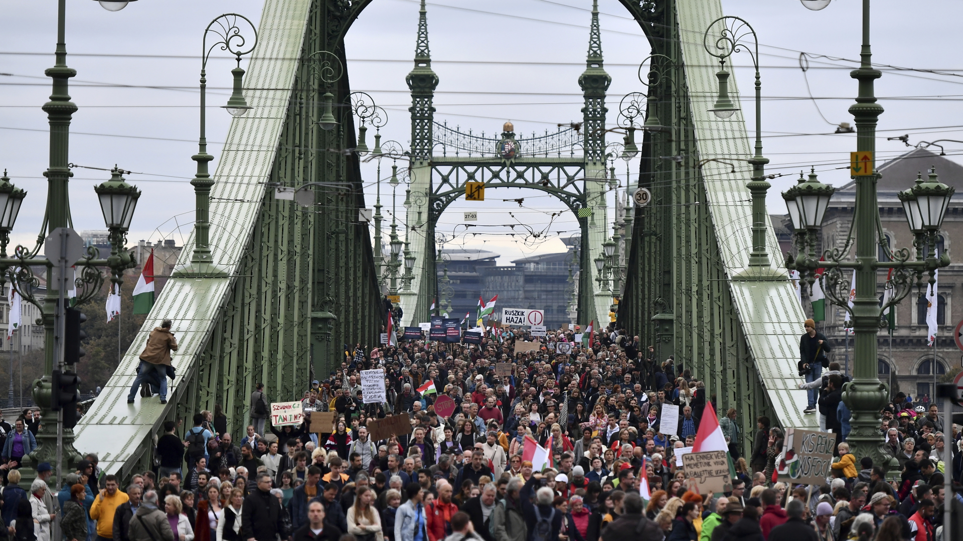 Protestierende in Budapest | dpa