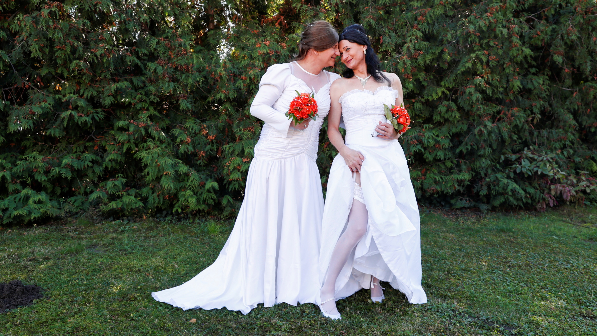 Elvira Angyal and Tamara Csillag feierten im ungarischen Polgardi dennoch eine lesbische Hochzeit: Da eine der Frauen trans ist, aber ihre Dokumente nicht anpassen darf, ist die Eheschließung für sie legal. | REUTERS