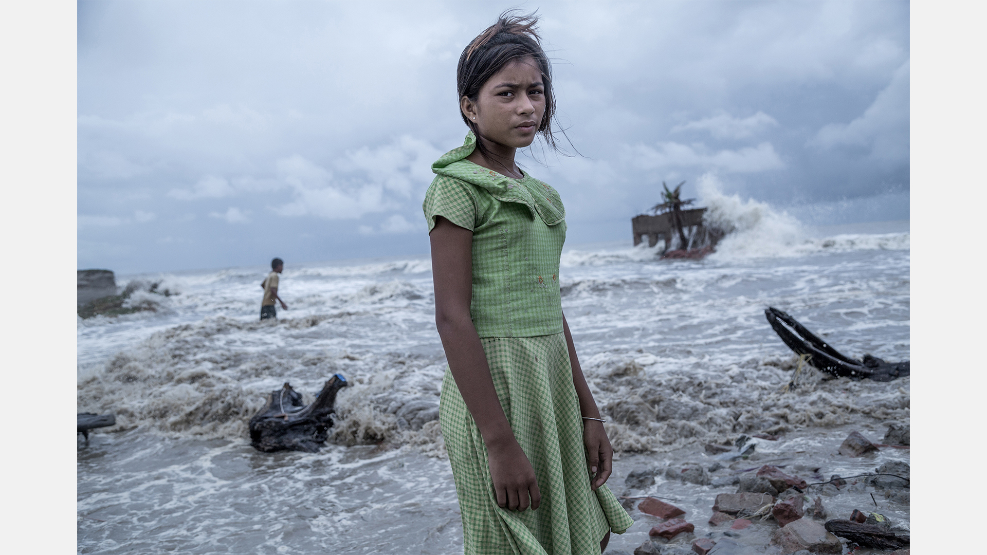 Ein Mädchen zwischen zertrümmerten Bauten. | Supratim Bhattacharjee, Indien