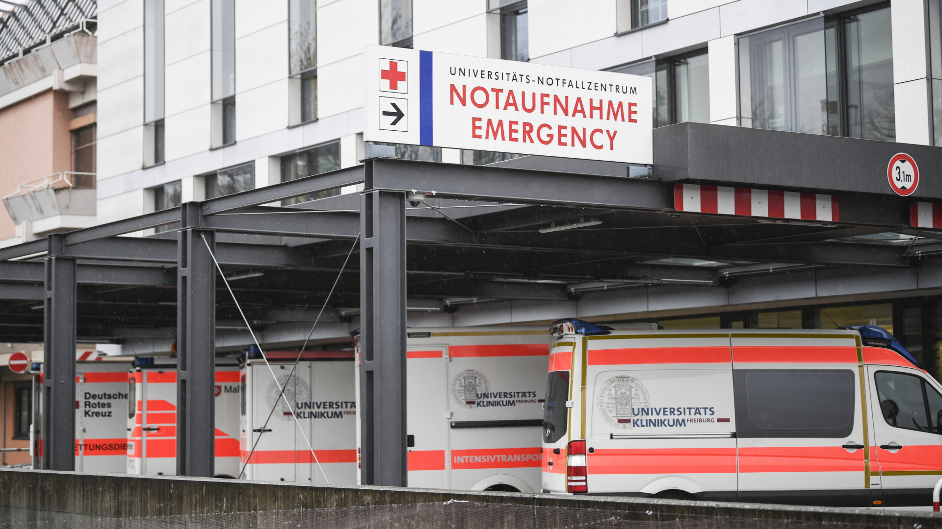 Krankenwagen vor der Uniklinik Freiburg | dpa