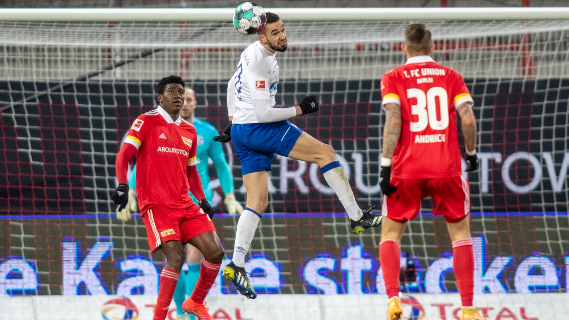 Nabil Bentaleb von Schalke 04 springt zum Kopfball neben Berlins Taiwo Awoniyi und Robert Andrich| Bildquelle: dpa