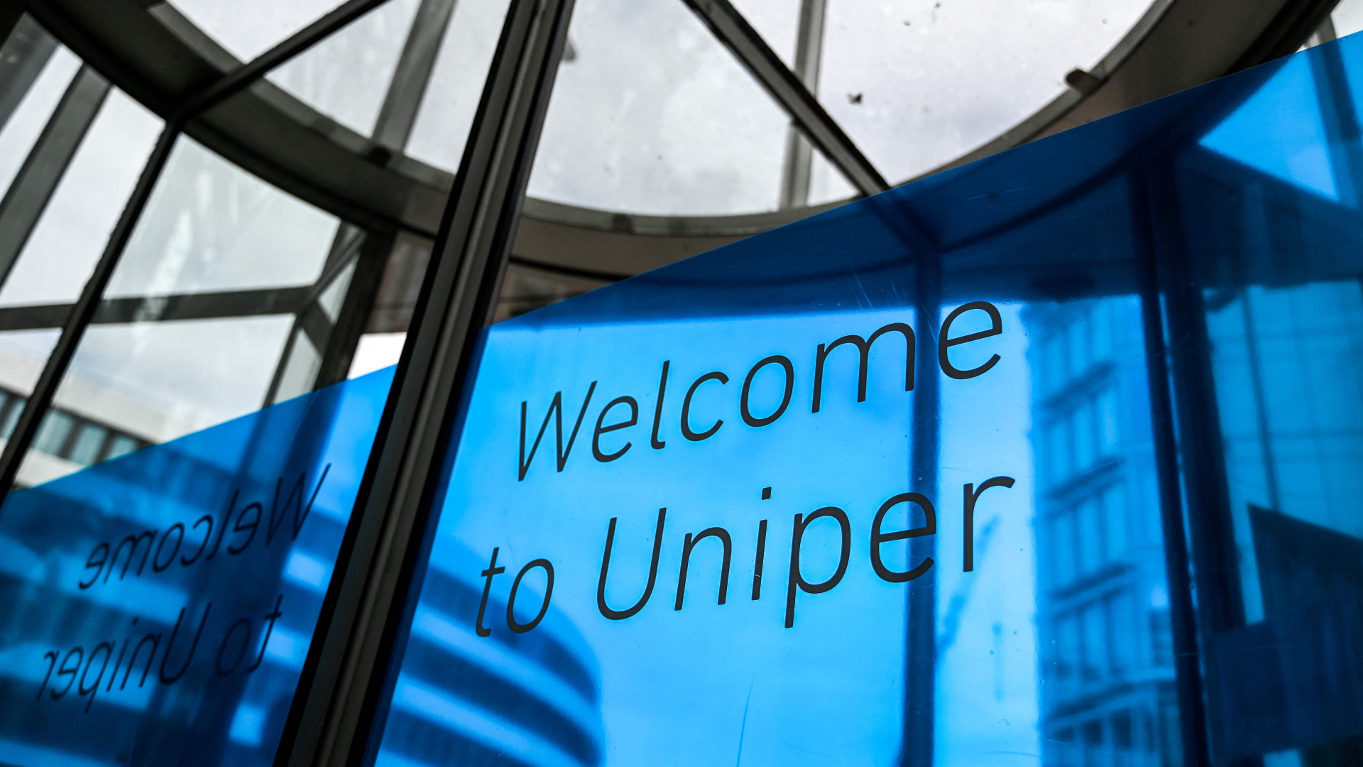 Willkommensschild an der Uniper-Zentrale  | AFP