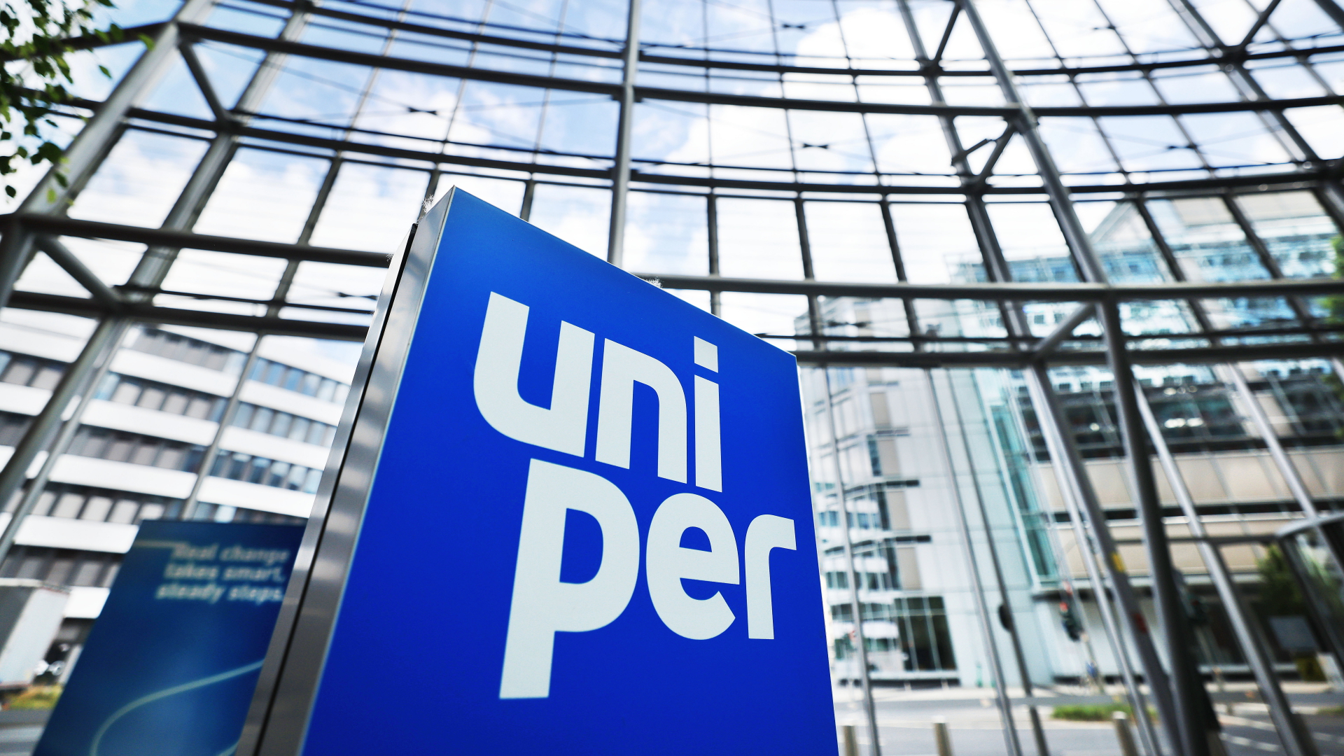 Ein Firmen-Logo steht im Foyer der Hauptverwaltung von Uniper in Düsseldorf.