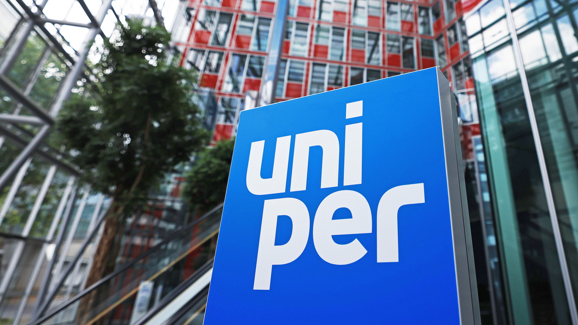 Logo des Konzerns Uniper in der Zentrale des Unternehmens | dpa