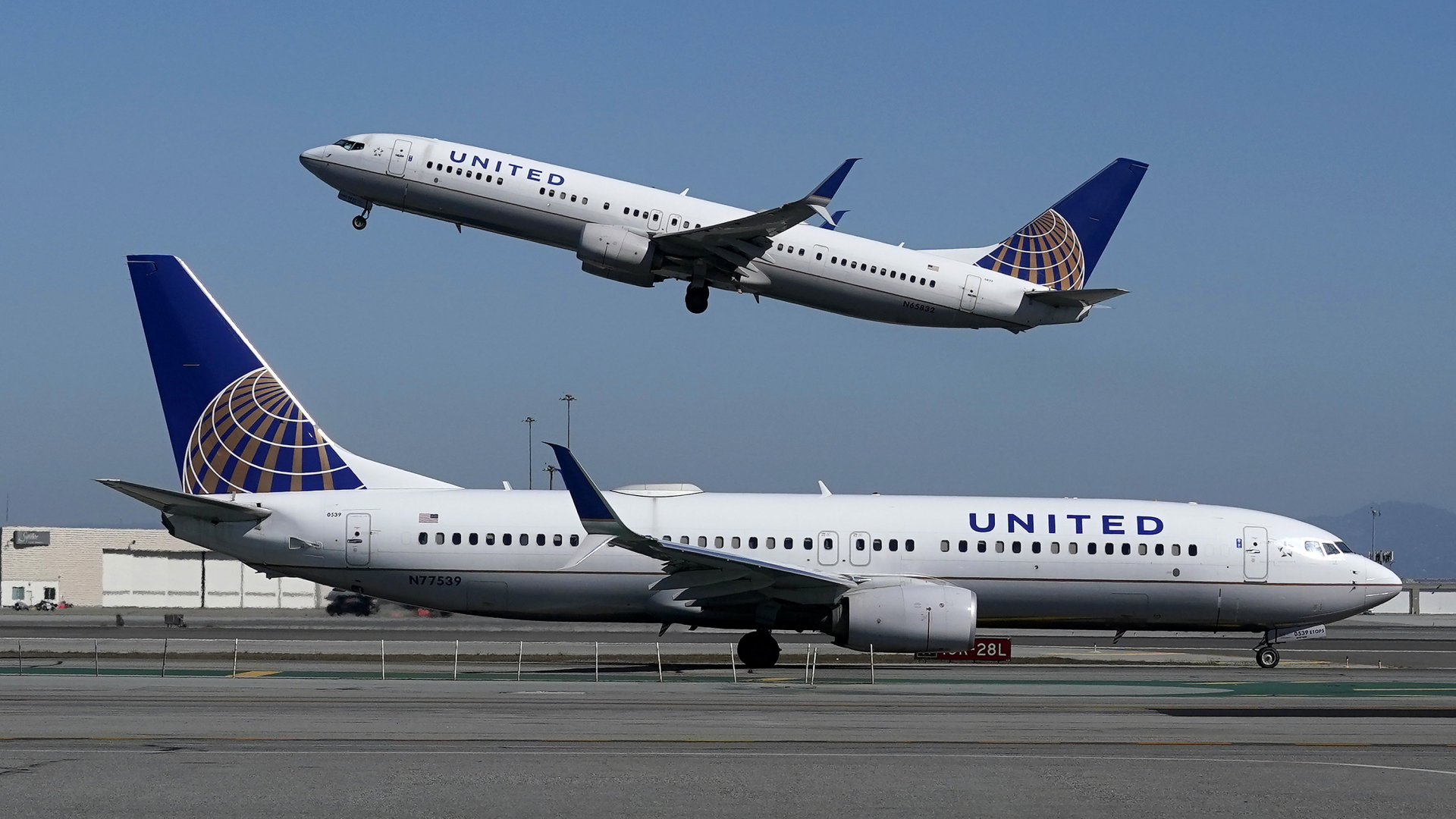 Zwei Maschinen der Fluggesellschaft United Airlines | AP