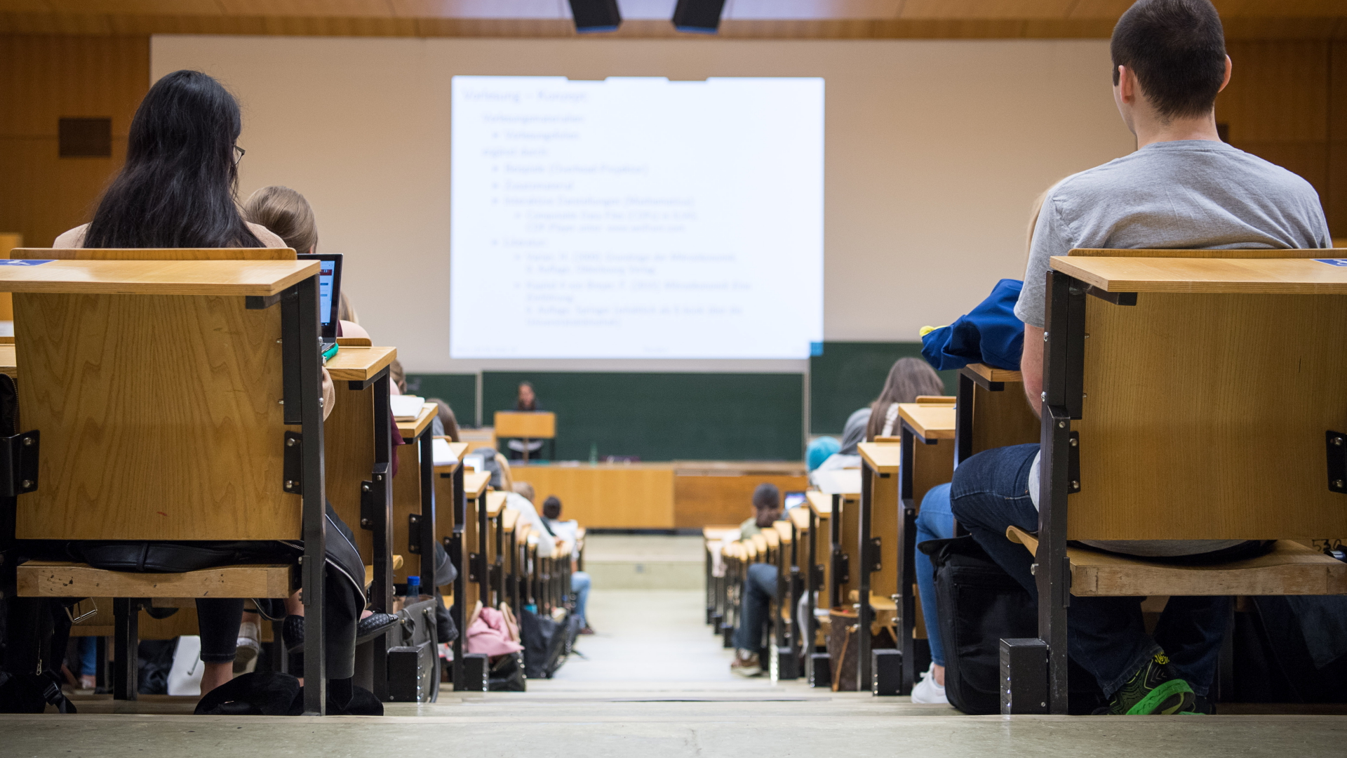 Studenten sitzen in einem Hörsaal der Universität Tübingen. | dpa