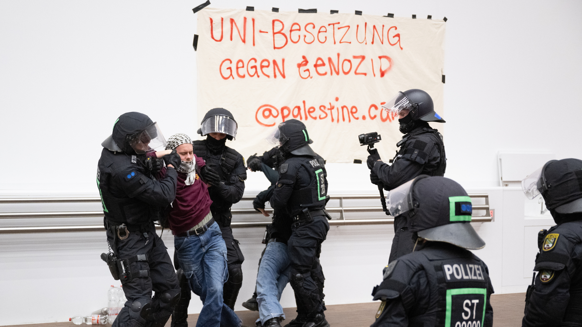 Polizisten räumen den besetzten Audimax der Universität Leipzig