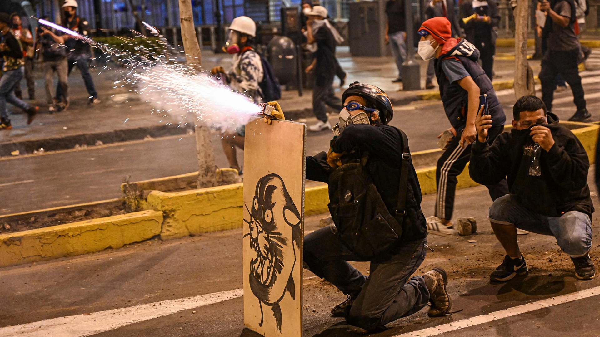 Unruhen in Peru: Demonstranten stürmen Flughafen