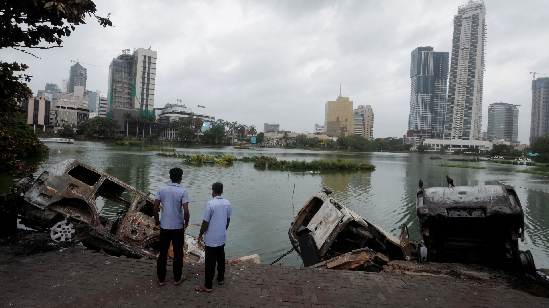 Zerstörte Fahrzeuge nach Unruhen in Sri Lanka | REUTERS