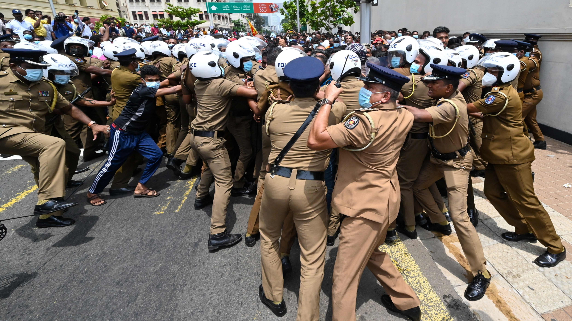 Polizisten drängen Demonstranten vor dem Präsidentensitz in Colombo zurück. | AFP
