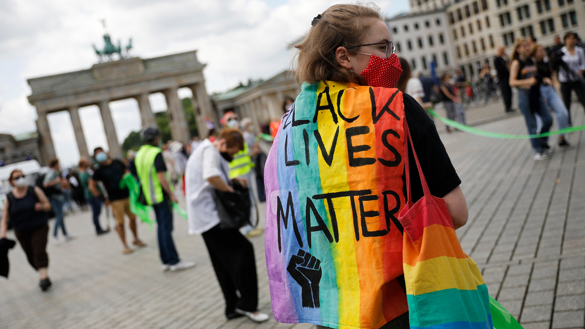 Teilnehmer der Demonstration des Bündnisses ''Unteilbar'' gegen soziale Ungerechtigkeiten und Rassismus stehen vor dem Brandenburger Tor. | AP