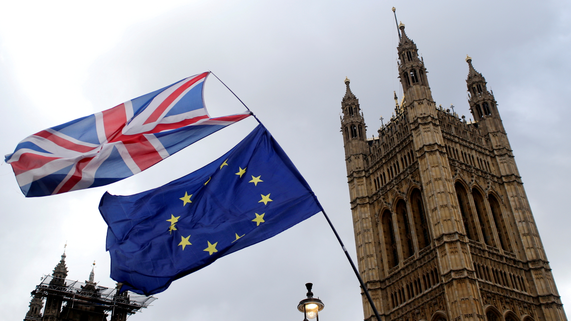Die britische und die EU-Flagge wehen vor dem britischen Parlament.