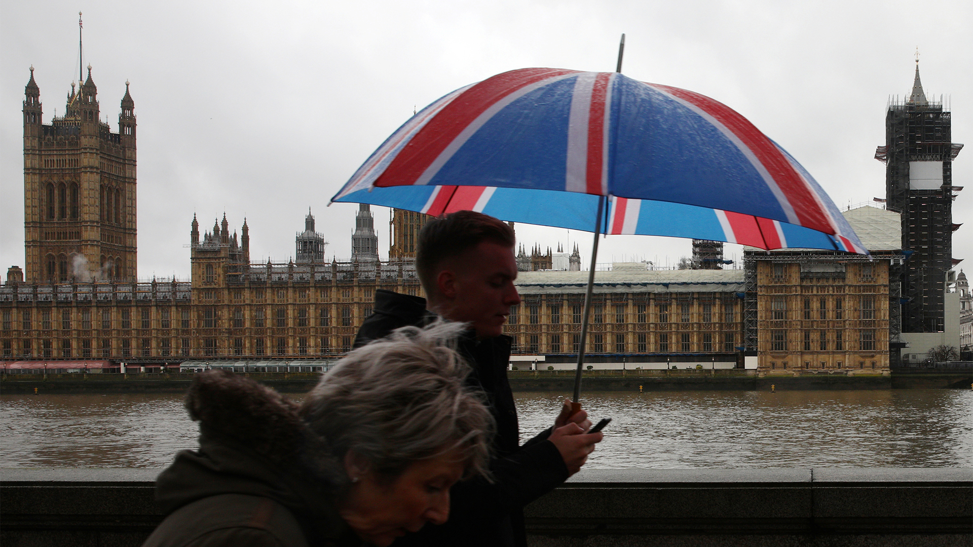 Spaziergänger vor dem Britischen Parlament | REUTERS